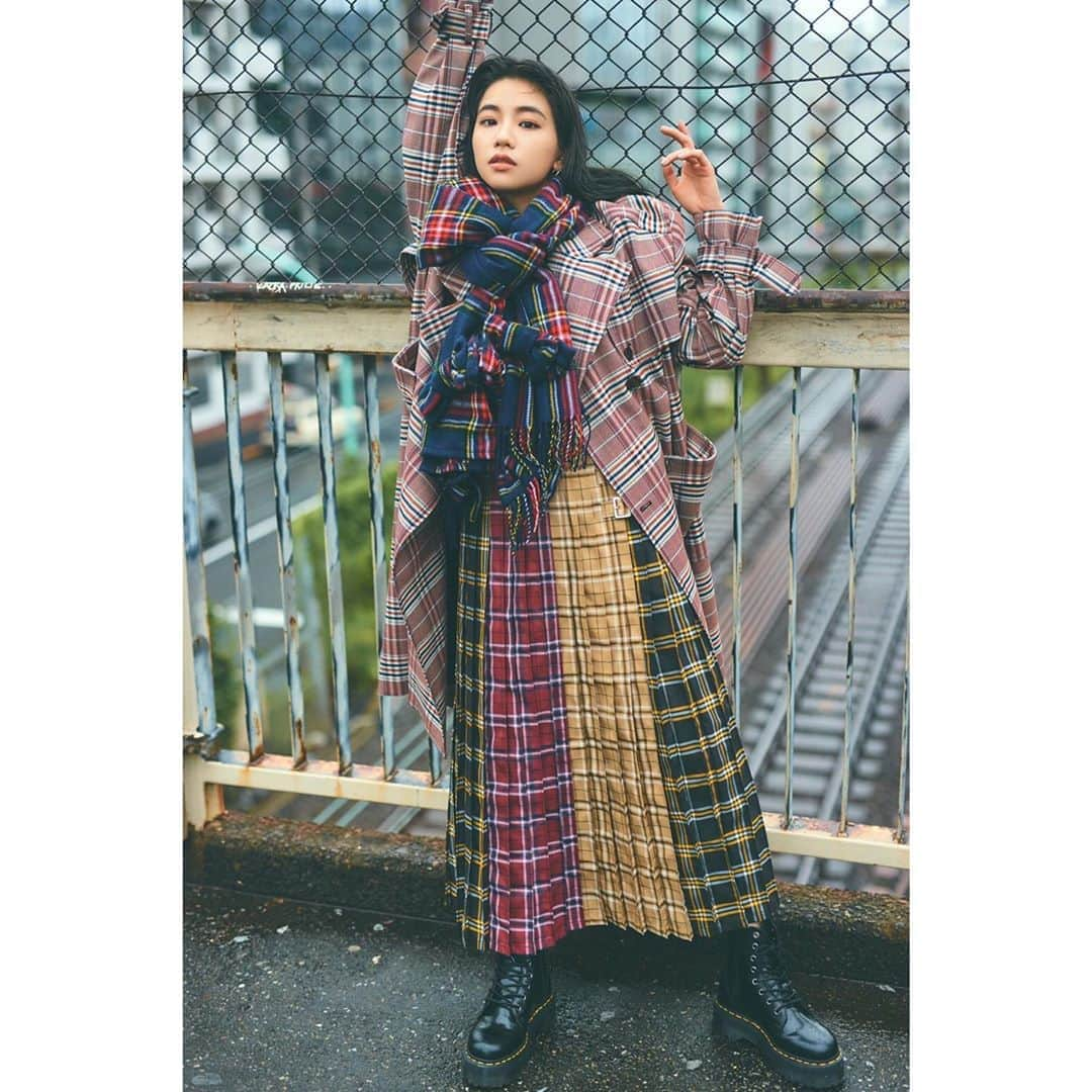 板橋よしえさんのインスタグラム写真 - (板橋よしえInstagram)「. ________________________________________________﻿ ﻿ MIX CHECK DOUBLE COAT﻿ ¥33,000(in tax)﻿ size: 1 / 2﻿ color: RED / BROWN﻿ 10月中旬入荷予定﻿ ﻿ GOOD DAYS CHECK PLEATS JUMPER SKIRT﻿ ¥27,500(in tax)﻿ size: 1 / 2﻿ color: BEIGE / NAVY / BLACK﻿ 10月中旬入荷予定﻿  FRINGE RIBBON MUFFLER﻿ ¥8,250(in tax)﻿ color: RED CHECK / NAVY CHECK / BLACK﻿ ﻿10月中旬入荷予定﻿ ______________________________________________________﻿ ﻿ Candy Stripper MagazineはプロフィールページのURLからご覧いただけます✅﻿  #candystripper #candystripper_magazine  #hina_faky  ﻿」8月28日 19時13分 - candy_yoshie