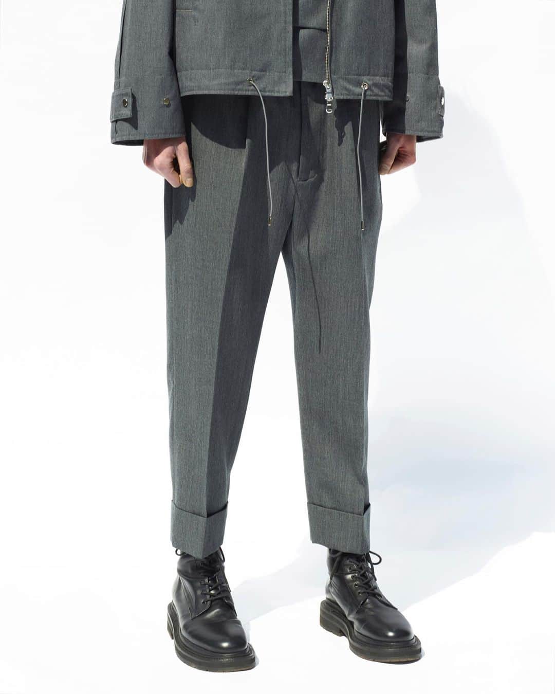ウィザードのインスタグラム：「2020 FALL WINTER COLLECTION “Metropolis Noise Laboratories"  PLEATED CROP TROUSERS  https://wizzard.stores.jp/items/5e8da7b00fe7190a2fa77c6a  Delivery start.  #wizzard_fac  #wizzard  #fashion  #tokyofashion  #streetfashion  #fashionphoto #designersbrand  #domesticbrand  #mensfashion #2020aw  #メンズファッション #ファッションブランド #ウィザード #スラックス  #クロップドパンツ」