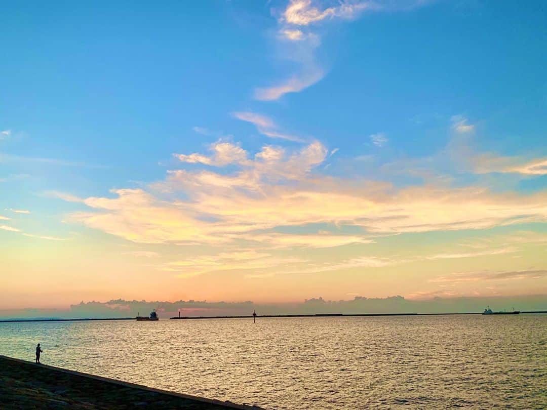 金子実加のインスタグラム：「綺麗な夕陽だ☀️ 心が洗われる😭✨ 素晴らしきカナ人生 . . . . . . . . . . . #girlportrait #instagramjapan #お洒落さんと繋がりたい #海　#被写体募集 #オーシャンビュー #地平線 #その瞬間に物語を #夏 #青空 #東京カメラ部 #透明感のある世界 #portrait #ポートレート#太陽　#角度  #sun #夕陽　#オレンジの太陽　#船　#地球　#ありがとう」