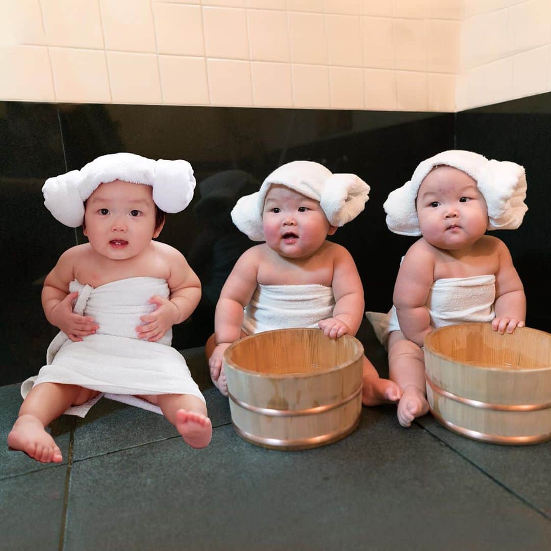 MOMOツインズのインスタグラム：「If I had triplets 🙈 Brownie points if you can name them in the right order 🤣  #throwbackphotobomb #cheeks  Answer in our stories tomorrow!」