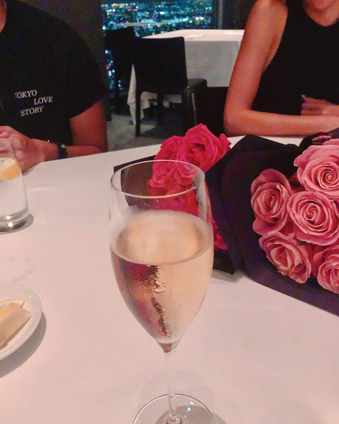 山脇道子のインスタグラム：「数ヶ月ぶり…(いや今年初めてかも🥺) 揃ってディナー🌹 それぞれの新しい日常の話を 聞いてるとワクワクする✨💕 ジュースだけど雰囲気だけで🌃😌🍸」