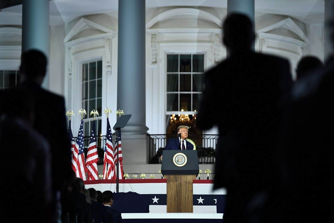 ルモンドさんのインスタグラム写真 - (ルモンドInstagram)「Il y a quatre ans, Donald Trump était un homme neuf. A la convention d’investiture de Cleveland, sa parole était libre, entravée par aucun bilan. Jeudi 27 août, lorsqu’il s’est avancé vers le podium dressé sur la pelouse sud de la Maison Blanche, quatre ans d’exercice du pouvoir l’ont précédé. En acceptant l’investiture de son parti en vue des élections du 3 novembre, il s’est efforcé de s’appuyer sur ce temps passé dans le bureau Ovale pour répondre aux critiques adressées à sa présidence lors de la convention démocrate, une semaine plus tôt. Rivé au long discours de plus de soixante-dix minutes qui défilait sur les prompteurs, il a énuméré de manière interminable les succès revendiqués à l’intérieur comme à l’extérieur des frontières des Etats-Unis.⁣ La renégociation ou la suppression d’accords commerciaux, la croissance et le nombre d’emplois créés − toujours enjolivé − avant l’apparition de l’épidémie de Covid-19, la baisse des impôts, sans évidemment mentionner son corollaire, le creusement du déficit budgétaire fédéral, ainsi que les victoires centrales pour la droite religieuse enregistrées avec la nomination de dizaines de juges fédéraux conservateurs, ont donc été répétés scrupuleusement.⁣ Alors qu’il a construit sa brève carrière politique sur sa capacité à électriser son public par des digressions et des transgressions, il a cette fois dressé la liste de ses réalisations présumées sur un ton appliqué et monotone. Cet argumentaire n’en a pas moins constitué le socle de la seconde partie du discours, centré sur la dénonciation du péril incarné par le candidat démocrate.⁣ -⁣ Donald Trump prononçant son discours de clôture de la convention républicaine depuis une pelouse de la Maison Blanche, à Washington, le 27 août. Photo : Brendan Smialowski (@bsmialowski) / AFP (@afpphoto)⁣ -⁣ #DonaldTrump #EtatsUnis #ConventionRepublicaine」8月28日 19時29分 - lemondefr