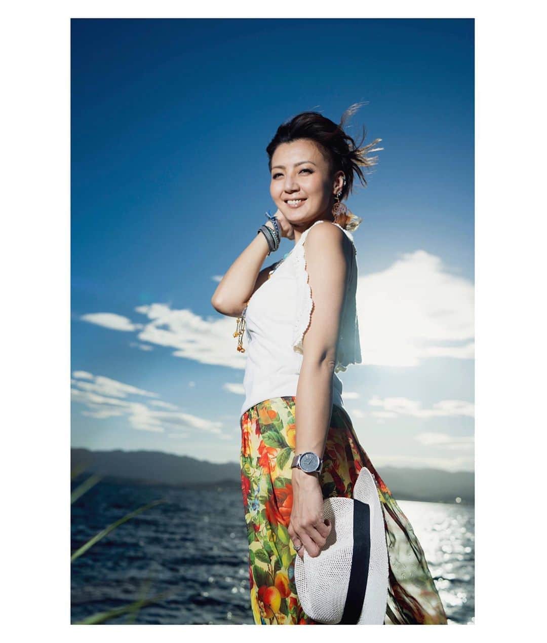 真矢のインスタグラム：「・﻿ ・﻿ 太陽＋風＋空＋水＝生きてる実感﻿ ﻿ ﻿ ﻿ ﻿ ﻿ Model : MAYA ﻿ Photo : Yusuke Origuchi﻿ ﻿ ﻿ ✴︎﻿ ✴︎﻿ ﻿#portrait #photoshoot #作品撮り  #biwako #biwalake #琵琶湖  #sunset #windy #bluesky #soundofthewaves #myhealingtime  #model #maya #真矢 @smile_mayaya  #photographer #yusukeoriguchi #折口祐介 @tetsu24_rd」