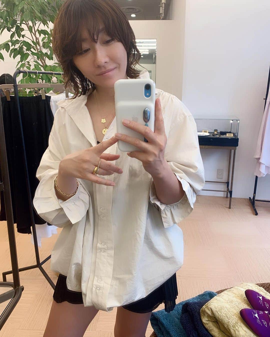 風間ゆみえのインスタグラム：「SALON_Y オリジナルブラウス🤍  Natural, White, Black の3色あります‼︎  @pop_by_jun  @parco_shibuya_official   #SALON_Y」