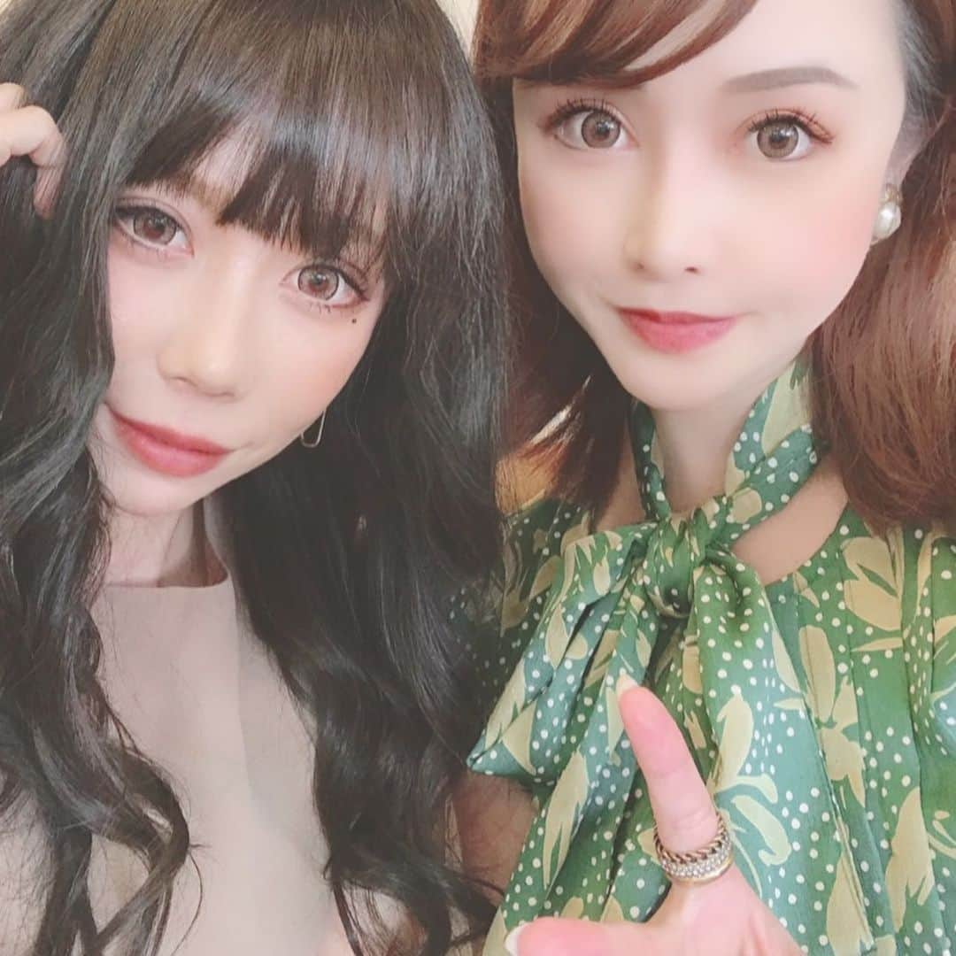 ちむのインスタグラム：「久々のなみーっ💝☺️  色々話せたから良かった😌🙏🙏 髪黒いの新鮮って言われた🥺🥺 うちも違和感しかない( ˘•ω•˘ )  ハワイ行けたらいいね😚😚😋🌹💋  #なみわ #❤」