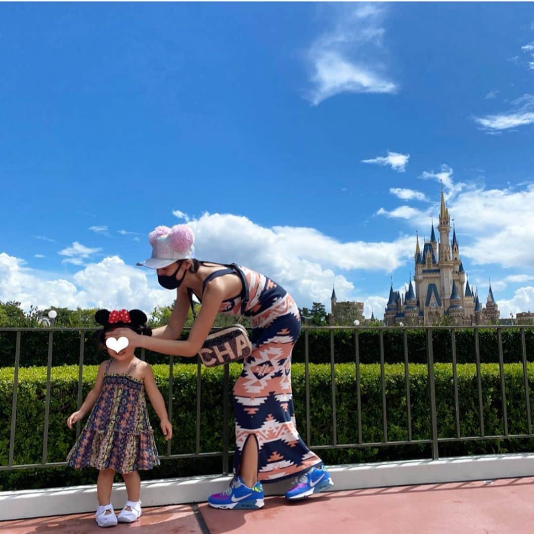 &mのインスタグラム：「スコールみたいな雨は途中あったけれど、やっぱりこぶたちゃんハレオンナパワーでぴーかんな日でした🐷🌈」