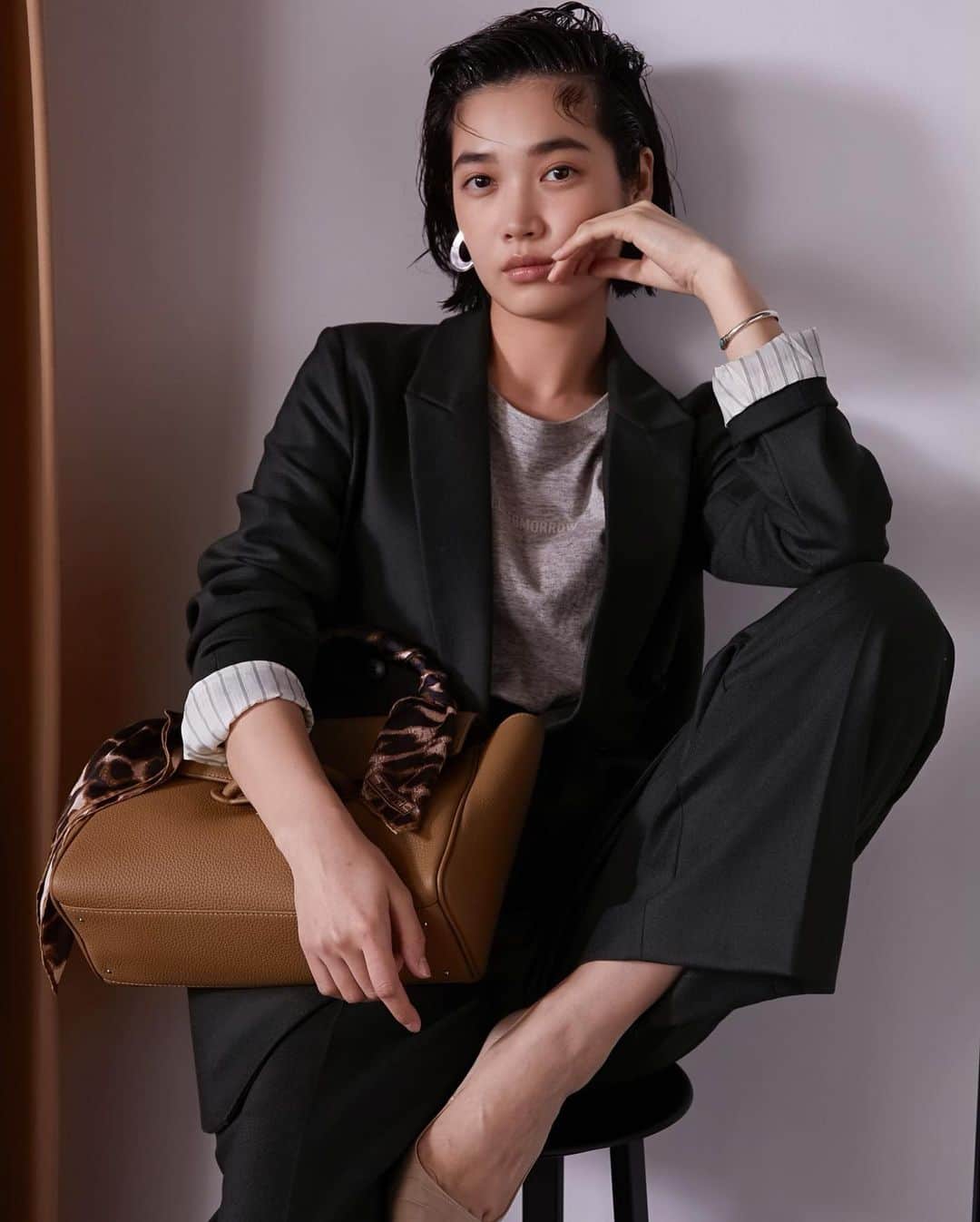 林田岬優さんのインスタグラム写真 - (林田岬優Instagram)「CLASSY.10月号　 かわいい秋物がたくさん。 こんなご時世ですが、お洒落はしたいし、素敵なモノを纏いたい✨ 気になった方は是非☺️  #Repost @mizuno.miwako ・・・ CLASSY 10月号 『もっと〝オシャレ見え〟する ジャケットセットアップを！』からの1枚。赤ちゃんみたいな可愛子ちゃんの 林田岬優ちゃん♡ 素敵なセットアップが沢山のページで 欲しくなります👀” ぜひご覧になって下さい。 . New issue of CLASSY is out now. . Makeup by #水野未和子 @mizuno.miwako .  Photographer @shiman_  Stylist @satominsan  Hair @eiji_kadota  Model @miyu_hayashida  . #classymagazine#makeup#makeupartist#makeuplook#fashion#makeuplover#makeupjunkie#makeuplook. #しだみゆ#林田岬優」8月28日 19時30分 - miyu_hayashida