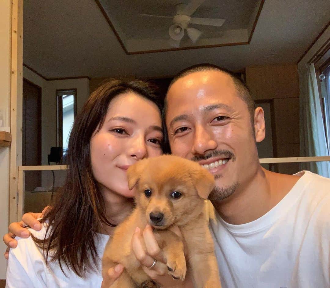 野澤麗花のインスタグラム：「我が家に新しい家族が増えました❤️ 名前は天(てん)です🐶 とってもかわいい雑種の女の子です💕 . 三重県のわんらぶ @animalrescueonelove という動物保護団体から、3日前に里親として引き取りました🍀 野犬として生まれ保健所に収容され、殺処分になってしまう可能性もあった命です。 . 日本ではまだまだ沢山の犬猫が殺処分されています。 それでもなおペットショップで生体販売をしているという事実に私たちはずっと心を痛めていました。 . 今私たちに救えるのは、この一つの小さな命だけですが、我が家に家族として来てくれた愛おしいてんちゃんを、夫婦の娘として一生大切にします🥰 . わんらぶさんではまだまだ里親募集中の可愛いわんちゃんがたくさん暮らしているので、ぜひインスタやブログをチェックしてみてくださいね😊💕 @animalrescueonelove  . 1人でも多くの方が保護犬と言う選択をしてくれますように🐶 . We adopted this little baby🐕💕 Her name is TEN, which means like “heavenly” or the “sky” in Japanese. We have been devastated about the fact that a lot of dogs & cats are legally killed in Japan everyday and still, there are so many pet shops that are selling animals. Hope this little angel could show people how adorable and loving the rescued dogs are💕 . #rescueddog #dogsofinstagram  #保護犬 #保護犬を家族に」