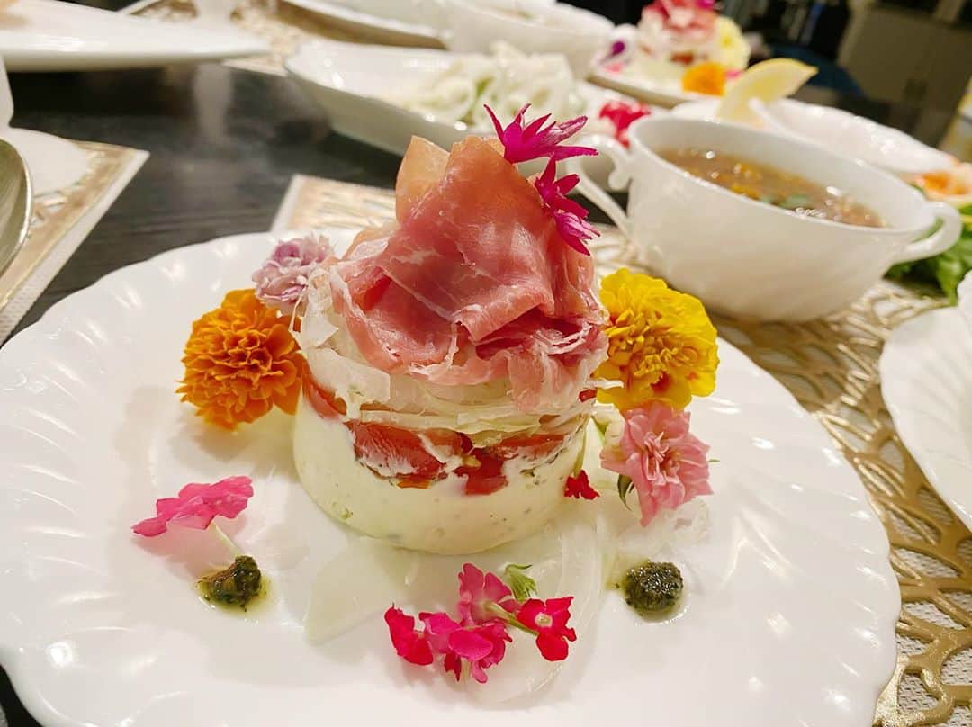 谷中麻里衣のインスタグラム：「When someone gives you edible flowers 🌸 . エディブルフラワー（食べられるお花）なるおしゃれなものをたくさんいただいたので🌼 バジルチーズと生ハムの前菜に✨ . 牛頰肉の赤ワイン煮込みは萬古焼の蓄熱調理鍋で作りました✨ ホロホロでお店のみたいに美味しくて💕 自画自賛が長続きと楽しいおうちじかんのコツだと思ってます🥰笑 . #料理#おうちごはん#おうちフレンチ#麻里衣ごはん#エディブルフラワー」