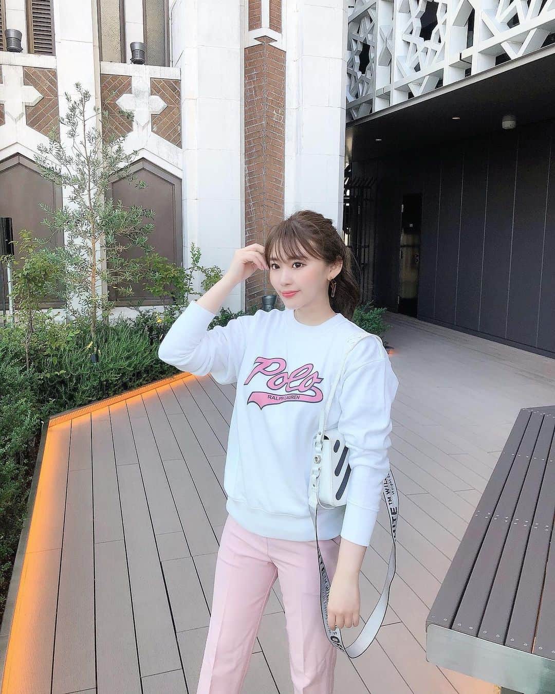 藤川沙弥さんのインスタグラム写真 - (藤川沙弥Instagram)「ずっと気になっていた @ralphlauren の CYOカスタムショップ❤️ 期間限定で阪急うめだで開催されたので早速🥰  カジュアルな服装も ラルフも好きなので嬉しい🐎💕  スウェットにプリント🤍 悩みに悩んであえてpopな感じのピンクに💓 背番号は誕生日で思い入れもある23🐶  レディース以外にもメンズやチルドレン 期間限定でボトルやトートバッグもあるそうで プレゼントにも良さそう😍🎁  うめだ阪急popupストアの 開催期間8/26〜9/1までみたいなので 関西の方はぜひ🥰🎪 その次はJR名古屋高島屋で 9/2〜9/8までみたいです😋  #ポロラルフローレン #ポロラルフローレン阪急うめだ本店 #MyRL」8月28日 19時32分 - s_a_y_a_p_i