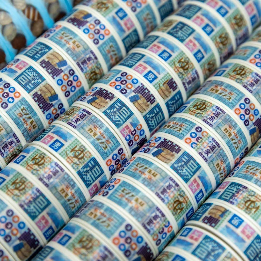 mt masking tapeさんのインスタグラム写真 - (mt masking tapeInstagram)「◎mt art project at THE HAKONE OPEN-AIR MUSEUMイベント限定テープのご紹介﻿ ﻿﻿﻿ 限定テープは3種類！﻿ ・イラスト彫刻 (250円+tax)﻿﻿ ・湯(250円+tax)﻿﻿ ・温泉卵 (250円+tax)﻿﻿ ﻿ ・コンプリートセット﻿ (750円+tax)﻿﻿ ﻿ 箱根のおみやげにもぴったりなデザインとなっています😌♨️﻿ ﻿ ﻿ 皆様のご来場を心よりお待ちしております。﻿ ﻿﻿﻿ ・日程：8月25日（火）～10月11日（日）﻿﻿﻿ ﻿﻿﻿ ・営業時間：9時～17時﻿﻿﻿ ﻿﻿﻿ ・会場：箱根 彫刻の森美術館﻿﻿﻿ ﻿﻿﻿ ・住所：神奈川県足柄下郡箱根町二ノ平1121﻿﻿﻿ ﻿﻿﻿ ﻿﻿ 参加アーティスト： Carlo Galli、KlebeBande、TAPE THAT、淺井裕介、Hogaleeなど（敬称略）﻿﻿﻿ ﻿﻿﻿ 会場限定テープ、『mt art project限定テープセット』、art projectイベント限定のテープアーティストコラボテープ等も合わせて販売いたします！﻿﻿ ﻿﻿﻿ ※ご入場には箱根 彫刻の森美術館への入館料が必要となります。﻿﻿﻿ ﻿﻿﻿ 料金などは下記よりご確認ください。﻿﻿﻿ ﻿﻿﻿ https://hakone-oam.or.jp/about/?id=2﻿﻿﻿ ﻿﻿﻿  ﻿﻿﻿ mtイベント会場にて、1,500円(税抜)以上お買い上げのお客様に数量限定ノベルティテープをプレゼントいたします。﻿﻿﻿ ﻿﻿﻿  ﻿﻿﻿ ※mtスタンプアプリ対象イベント﻿﻿﻿ ﻿﻿﻿ ﻿﻿﻿ ・限定テープはmtオンラインショップでも販売を行います。﻿﻿﻿ ﻿﻿﻿ ・混雑時には入場制限させていただく場合があります。何卒ご了承ください。﻿﻿﻿ ﻿﻿﻿ ・咳エチケットなど新型コロナウイルス感染拡大防止にご配慮、ご協力をお願いいたします。﻿﻿﻿ ﻿﻿﻿ ・体調の悪い方は参加をお控え頂きますようお願いいたします。﻿﻿﻿ ﻿﻿﻿ ﻿﻿﻿ ※ワークショップコーナーは当面の間、自粛させて頂きます。﻿﻿﻿ ﻿﻿﻿ 尚、会場への直接のお問合せはご遠慮頂きます様お願い申し上げます。﻿﻿ ﻿﻿ #mt #mtmaskingtape #mtマスキングテープ #mtイベント #mtartprojectatTHEHAKONEOPENAIRMUSEUM #mtartproject #hakoneopenairmuseum﻿ #箱根彫刻の森美術館  #箱根 #彫刻の森美術館  #カモ井 #カモ井加工紙﻿ #限定テープ」8月28日 19時33分 - mt_masking_tape