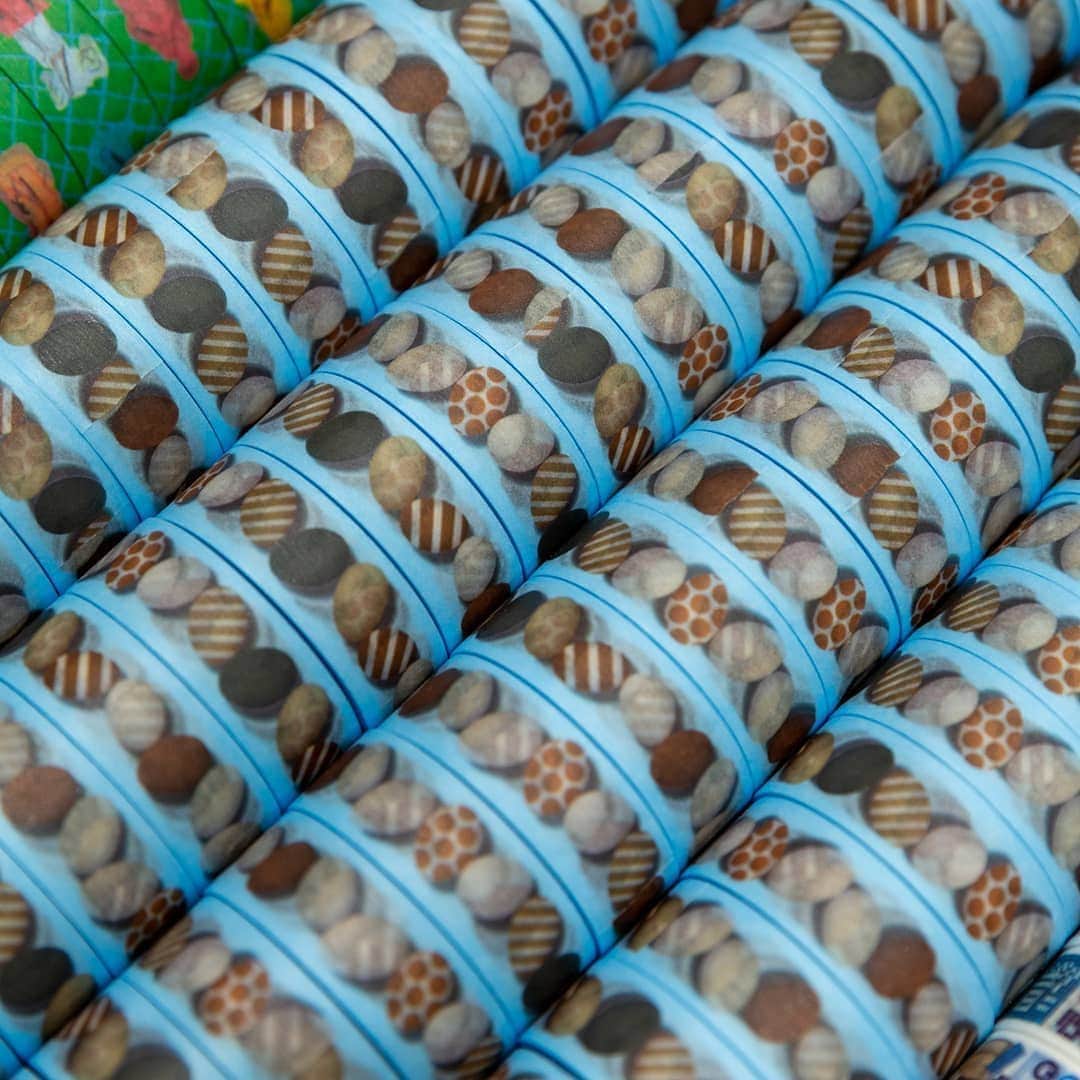 mt masking tapeさんのインスタグラム写真 - (mt masking tapeInstagram)「◎mt art project at THE HAKONE OPEN-AIR MUSEUMイベント限定テープのご紹介﻿ ﻿﻿﻿ 限定テープは3種類！﻿ ・イラスト彫刻 (250円+tax)﻿﻿ ・湯(250円+tax)﻿﻿ ・温泉卵 (250円+tax)﻿﻿ ﻿ ・コンプリートセット﻿ (750円+tax)﻿﻿ ﻿ 箱根のおみやげにもぴったりなデザインとなっています😌♨️﻿ ﻿ ﻿ 皆様のご来場を心よりお待ちしております。﻿ ﻿﻿﻿ ・日程：8月25日（火）～10月11日（日）﻿﻿﻿ ﻿﻿﻿ ・営業時間：9時～17時﻿﻿﻿ ﻿﻿﻿ ・会場：箱根 彫刻の森美術館﻿﻿﻿ ﻿﻿﻿ ・住所：神奈川県足柄下郡箱根町二ノ平1121﻿﻿﻿ ﻿﻿﻿ ﻿﻿ 参加アーティスト： Carlo Galli、KlebeBande、TAPE THAT、淺井裕介、Hogaleeなど（敬称略）﻿﻿﻿ ﻿﻿﻿ 会場限定テープ、『mt art project限定テープセット』、art projectイベント限定のテープアーティストコラボテープ等も合わせて販売いたします！﻿﻿ ﻿﻿﻿ ※ご入場には箱根 彫刻の森美術館への入館料が必要となります。﻿﻿﻿ ﻿﻿﻿ 料金などは下記よりご確認ください。﻿﻿﻿ ﻿﻿﻿ https://hakone-oam.or.jp/about/?id=2﻿﻿﻿ ﻿﻿﻿  ﻿﻿﻿ mtイベント会場にて、1,500円(税抜)以上お買い上げのお客様に数量限定ノベルティテープをプレゼントいたします。﻿﻿﻿ ﻿﻿﻿  ﻿﻿﻿ ※mtスタンプアプリ対象イベント﻿﻿﻿ ﻿﻿﻿ ﻿﻿﻿ ・限定テープはmtオンラインショップでも販売を行います。﻿﻿﻿ ﻿﻿﻿ ・混雑時には入場制限させていただく場合があります。何卒ご了承ください。﻿﻿﻿ ﻿﻿﻿ ・咳エチケットなど新型コロナウイルス感染拡大防止にご配慮、ご協力をお願いいたします。﻿﻿﻿ ﻿﻿﻿ ・体調の悪い方は参加をお控え頂きますようお願いいたします。﻿﻿﻿ ﻿﻿﻿ ﻿﻿﻿ ※ワークショップコーナーは当面の間、自粛させて頂きます。﻿﻿﻿ ﻿﻿﻿ 尚、会場への直接のお問合せはご遠慮頂きます様お願い申し上げます。﻿﻿ ﻿﻿ #mt #mtmaskingtape #mtマスキングテープ #mtイベント #mtartprojectatTHEHAKONEOPENAIRMUSEUM #mtartproject #hakoneopenairmuseum﻿ #箱根彫刻の森美術館  #箱根 #彫刻の森美術館  #カモ井 #カモ井加工紙﻿ #限定テープ」8月28日 19時33分 - mt_masking_tape