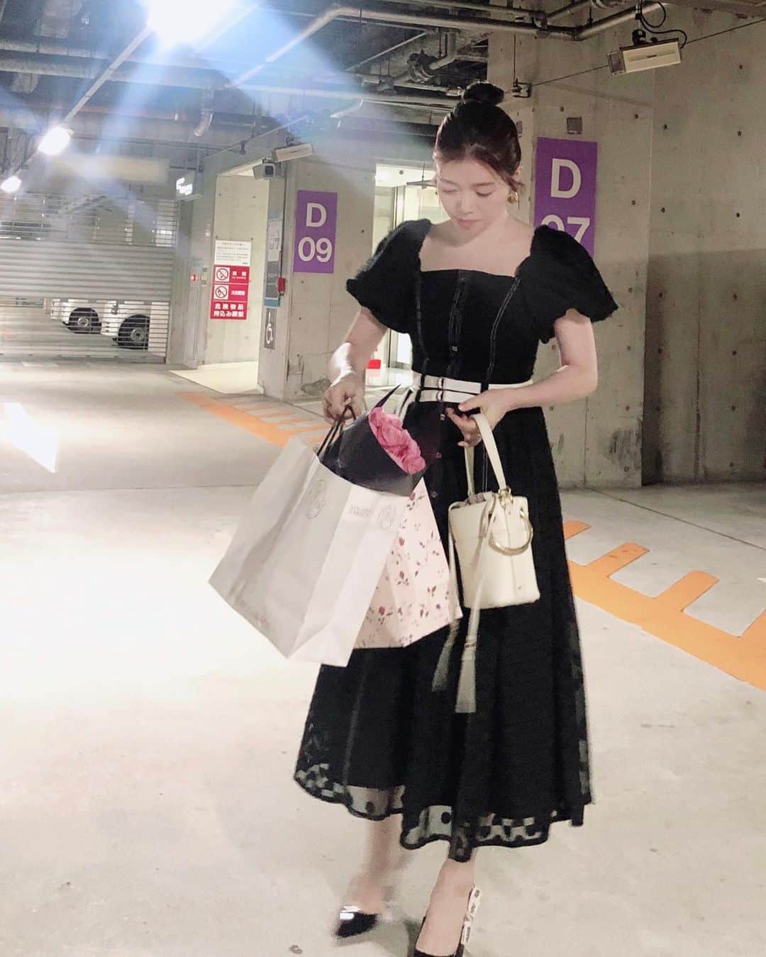 山脇道子のインスタグラム：「なんだろ 女の子はこういうワンピースを着て デートに行くといいよって思った✨  私はドキドキがバレないようにって 着るものはcoolに かっこつけちゃうタイプだったんだけど ほんとはこっちが正解だよね🙄  いつもより可愛く振る舞えちゃいそうな ワンピース👩‍❤️‍💋‍👨  dress @_estella.k_」