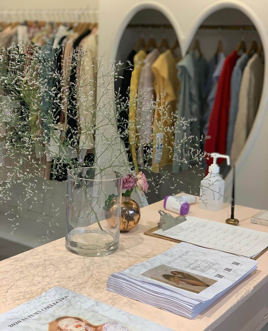 沢瀉美緒さんのインスタグラム写真 - (沢瀉美緒Instagram)「※ @honeymihoney_official FW exhibition ✨ . @minoshimamika の世界観が詰まった 展示会に行ってきました💛 . 以前の私なら迷わず、パフスリーブのを オーダーするのですが、膝丈のワンピに✨ . 昔から変わらないテイストの部分と フレッシュな部分とがミックスマッチされた 素敵なブランド✨ . 久しぶりのミカちゃんにマシンガントークをし 感謝でしかない😂 . ありがとう💛 . . #ハニーミーハニー #honeymihoney #exhibition #展示会 #fashion #ファッション」8月28日 19時46分 - mio_omodaka