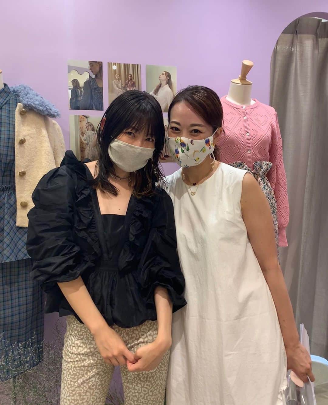 沢瀉美緒さんのインスタグラム写真 - (沢瀉美緒Instagram)「※ @honeymihoney_official FW exhibition ✨ . @minoshimamika の世界観が詰まった 展示会に行ってきました💛 . 以前の私なら迷わず、パフスリーブのを オーダーするのですが、膝丈のワンピに✨ . 昔から変わらないテイストの部分と フレッシュな部分とがミックスマッチされた 素敵なブランド✨ . 久しぶりのミカちゃんにマシンガントークをし 感謝でしかない😂 . ありがとう💛 . . #ハニーミーハニー #honeymihoney #exhibition #展示会 #fashion #ファッション」8月28日 19時46分 - mio_omodaka