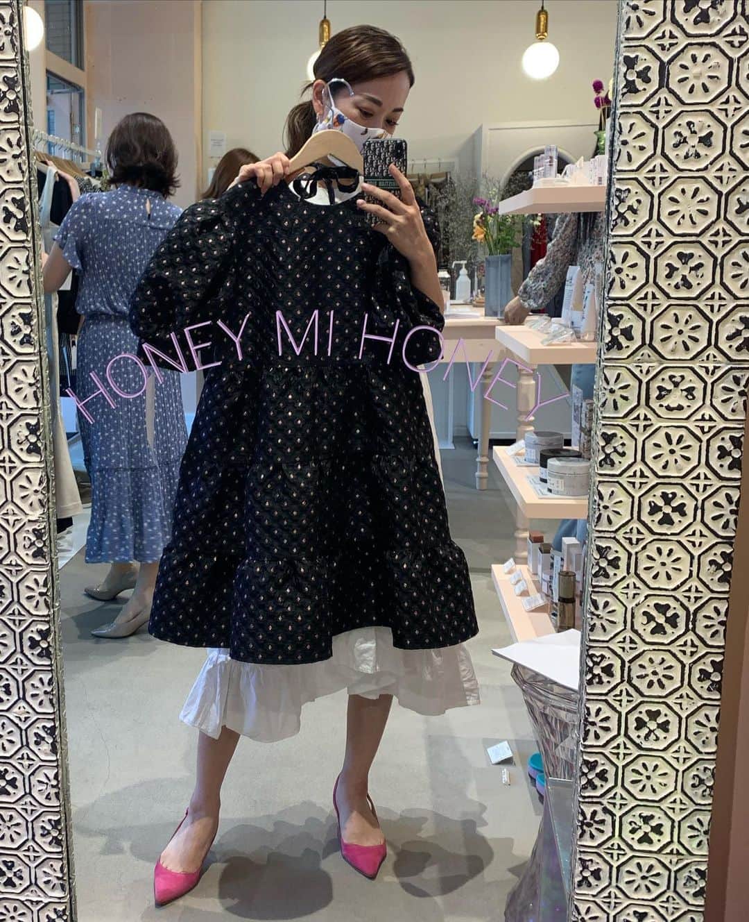 沢瀉美緒さんのインスタグラム写真 - (沢瀉美緒Instagram)「※ @honeymihoney_official FW exhibition ✨ . @minoshimamika の世界観が詰まった 展示会に行ってきました💛 . 以前の私なら迷わず、パフスリーブのを オーダーするのですが、膝丈のワンピに✨ . 昔から変わらないテイストの部分と フレッシュな部分とがミックスマッチされた 素敵なブランド✨ . 久しぶりのミカちゃんにマシンガントークをし 感謝でしかない😂 . ありがとう💛 . . #ハニーミーハニー #honeymihoney #exhibition #展示会 #fashion #ファッション」8月28日 19時46分 - mio_omodaka