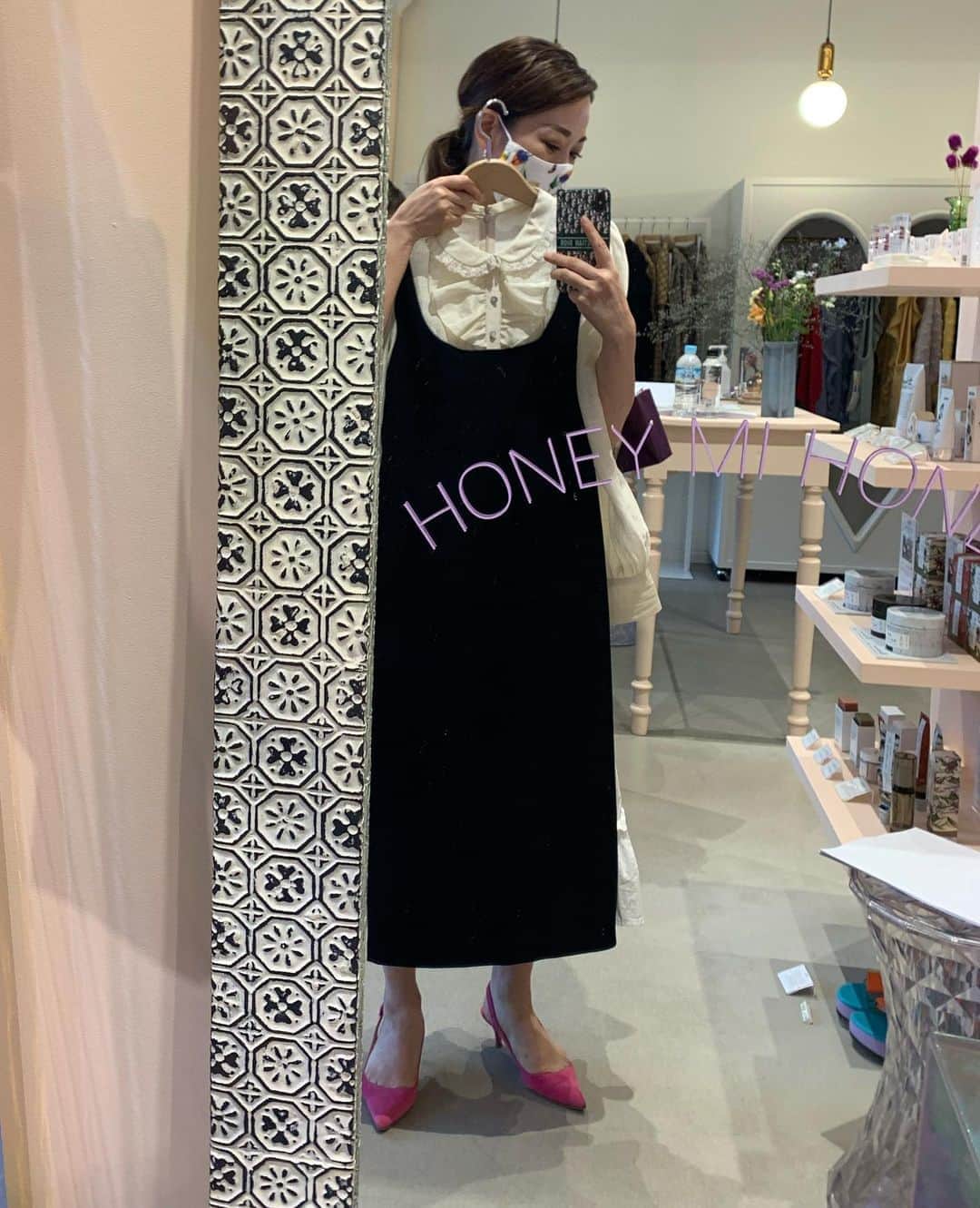 沢瀉美緒さんのインスタグラム写真 - (沢瀉美緒Instagram)「※ @honeymihoney_official FW exhibition ✨ . @minoshimamika の世界観が詰まった 展示会に行ってきました💛 . 以前の私なら迷わず、パフスリーブのを オーダーするのですが、膝丈のワンピに✨ . 昔から変わらないテイストの部分と フレッシュな部分とがミックスマッチされた 素敵なブランド✨ . 久しぶりのミカちゃんにマシンガントークをし 感謝でしかない😂 . ありがとう💛 . . #ハニーミーハニー #honeymihoney #exhibition #展示会 #fashion #ファッション」8月28日 19時46分 - mio_omodaka