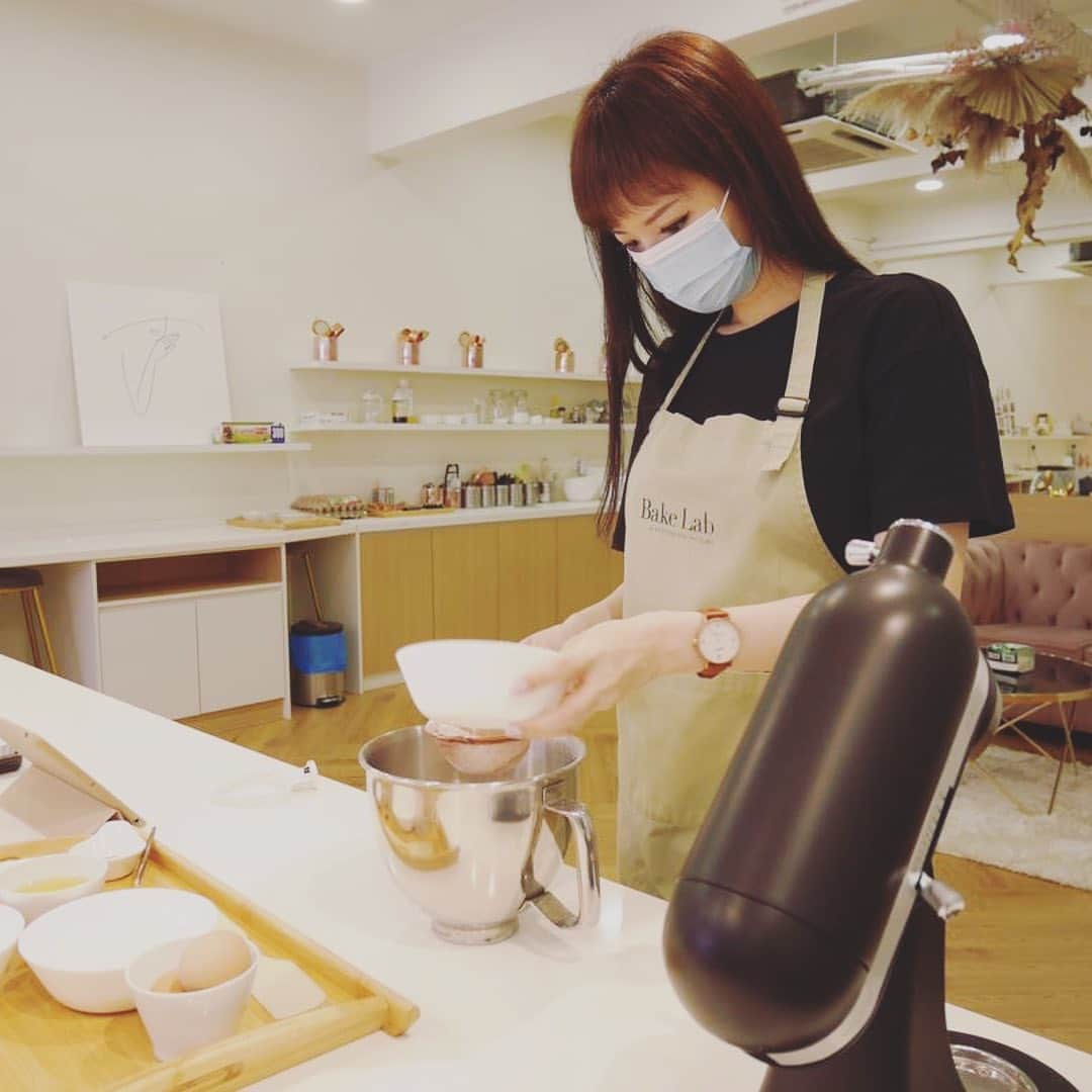 YingTzeさんのインスタグラム写真 - (YingTzeInstagram)「Am I waifu enough ? 😂 _ Last Wednesday I went to learn how to make Unicorn Cupcakes with @misshermes at @bakelab.co 🦄🧁  It’s nice spending time with her doing activities like this. 😂 The cupcakes actually turned out pretty decent ! Not bad for my first time ~ 🥺 p/s : stay tuned to her blog ~ she’ll write about our experience soon ! _ #blessed #heartze #bakelab #cupcakes #unicorn #unicorncupcakes #baking」8月28日 19時46分 - yingtze