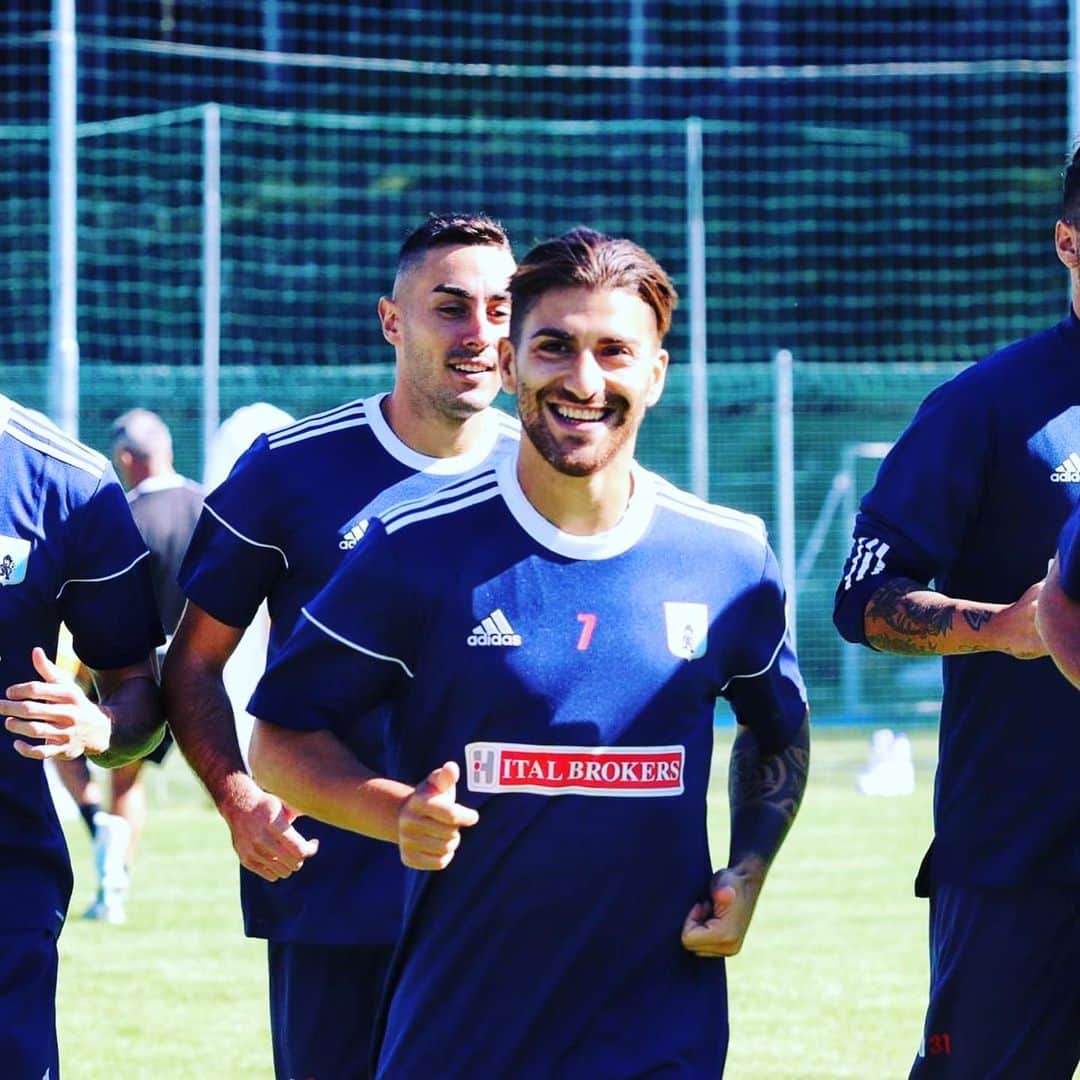 ジュゼッペ・デ・ルカさんのインスタグラム写真 - (ジュゼッペ・デ・ルカInstagram)「“Motivation is what gets you started. Determination is what keeps you going”. 🔥🔥🔥  ⚪️🔵 @virtusentella @legab  @filippo_decol @mikicurra @desantis_ivan4 @alexrodriguez2230   #ritiro #ronzone #entella #forzaentella #calcio #squadra #serieb #aforismi #frasimotivazionali #quotes #motivation #teammates」8月28日 19時47分 - deluca91