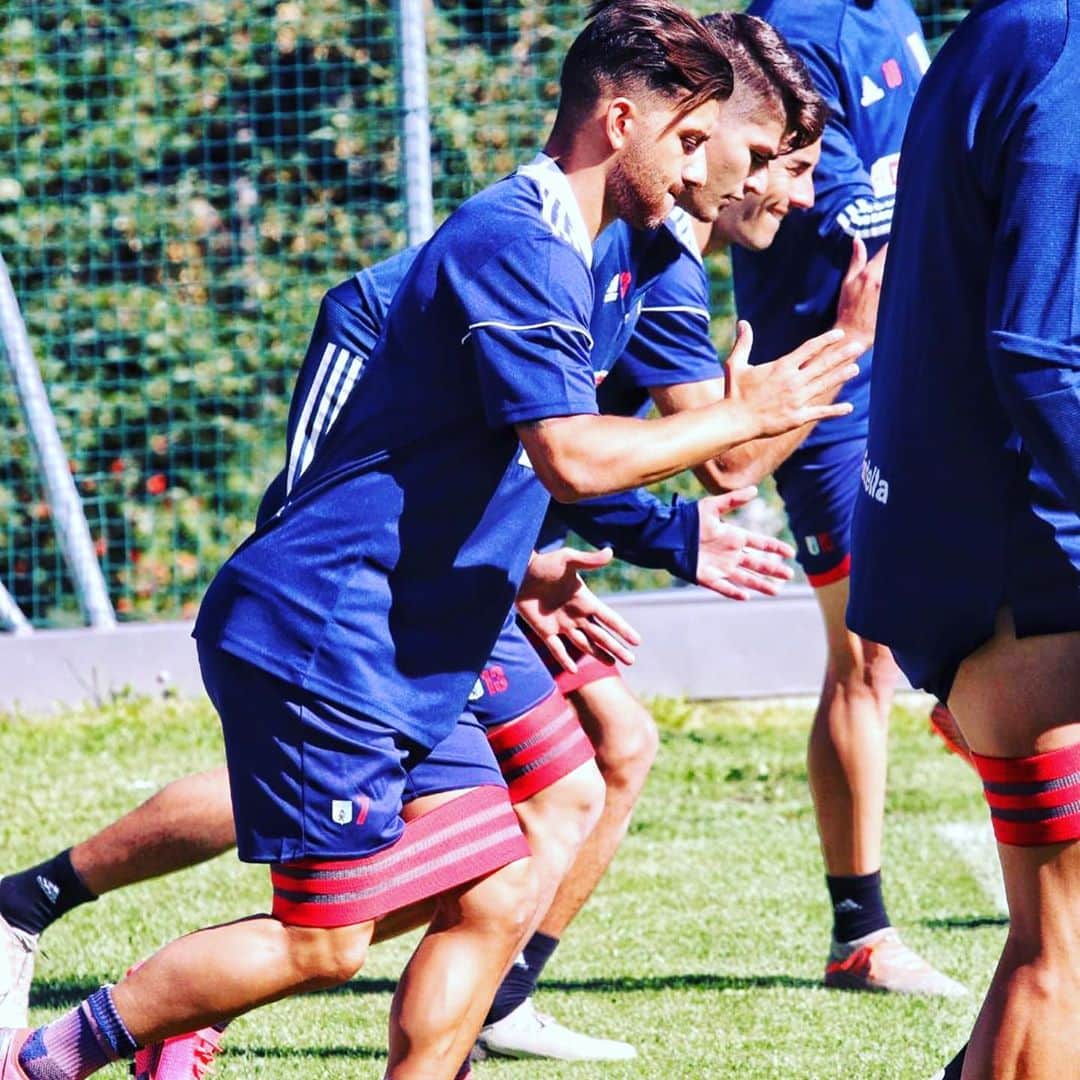 ジュゼッペ・デ・ルカさんのインスタグラム写真 - (ジュゼッペ・デ・ルカInstagram)「“Motivation is what gets you started. Determination is what keeps you going”. 🔥🔥🔥  ⚪️🔵 @virtusentella @legab  @filippo_decol @mikicurra @desantis_ivan4 @alexrodriguez2230   #ritiro #ronzone #entella #forzaentella #calcio #squadra #serieb #aforismi #frasimotivazionali #quotes #motivation #teammates」8月28日 19時47分 - deluca91