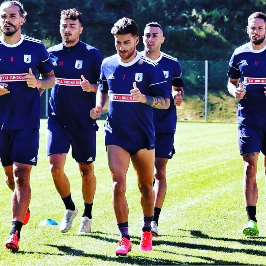 ジュゼッペ・デ・ルカのインスタグラム：「“Motivation is what gets you started. Determination is what keeps you going”. 🔥🔥🔥  ⚪️🔵 @virtusentella @legab  @filippo_decol @mikicurra @desantis_ivan4 @alexrodriguez2230   #ritiro #ronzone #entella #forzaentella #calcio #squadra #serieb #aforismi #frasimotivazionali #quotes #motivation #teammates」