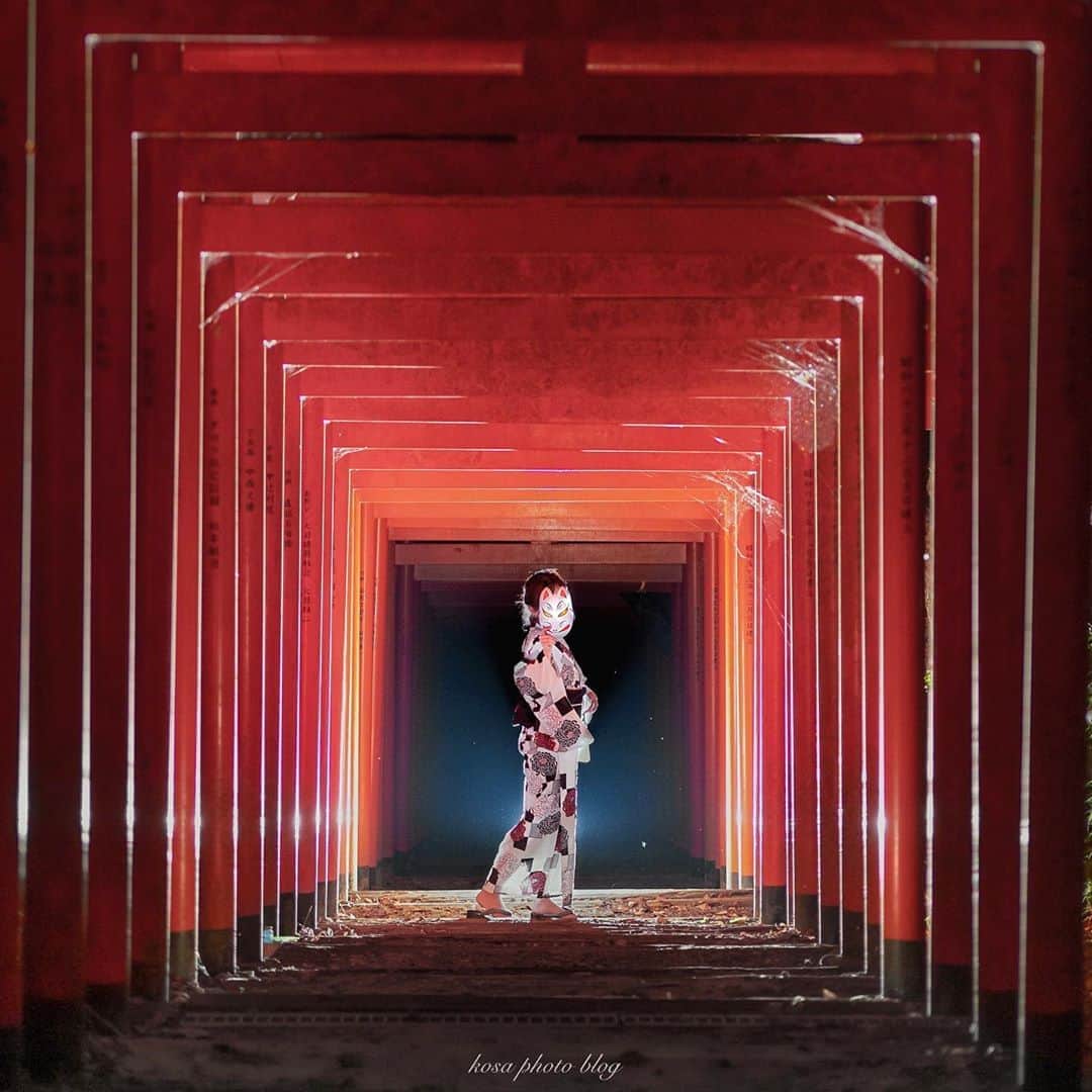 コサさんのインスタグラム写真 - (コサInstagram)「真夏の夜の狐🦊 浴衣と🦊と⛩でイメージ通りに撮れました📸 最近、現像が追いつかず在庫がいっぱいに…😅 夏が終わるまでに、夏フォトをアップしたいなぁ . Location:和歌山 Wakayama / Japan🇯🇵 Date:2020年8月 . #art_of_japan_ #tokyocameraclub #dpj_member #japan_night_view_member #フォト神写 #insta_wakayama #グッドトリップ和歌山 #かつらぎーの #ポトレ撮影隊 #jp_portrait部 #jp_mood #reco_ig #season_girls_collection #IG_PHOS #photo_jpn #ptk_japan #pt_life_ #bestjapanpics #LBJ_Legend #special_spot_legend #広がり同盟メンバー #ap_japan_ #TandDフォトコンテスト2020 #discover #今こそ写真でつながろう #1x_japan #kf_gallery_vip #japan_of_insta #Rox_Captures #colore_de_saison」8月28日 19時40分 - kosa_photo