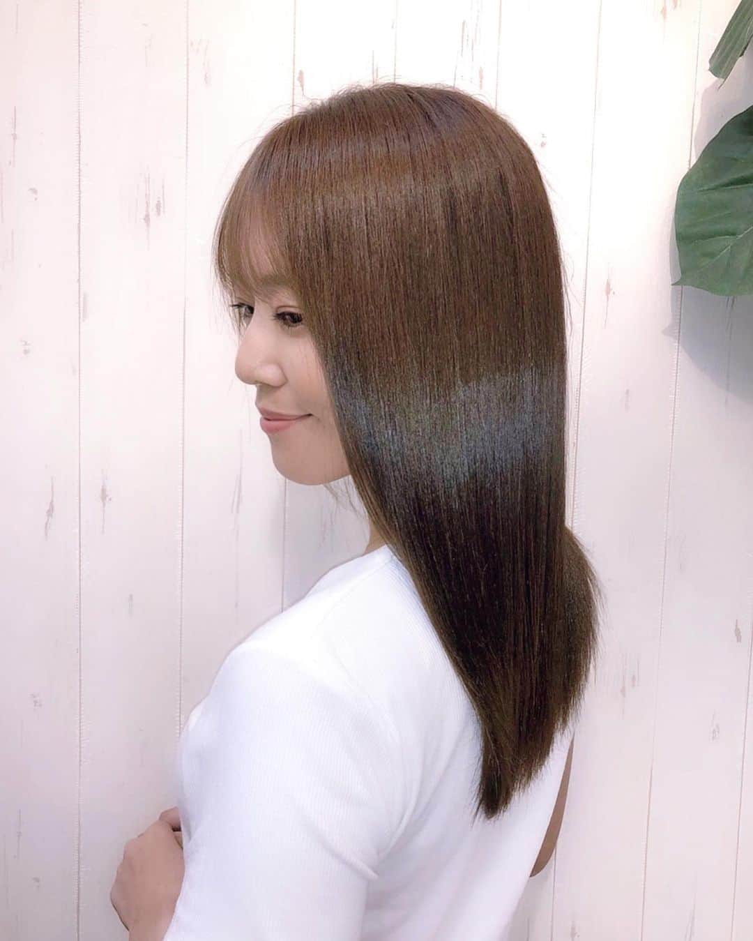 のインスタグラム：「こんばんは☺︎  @accomplish_salon でプラチナミネコラトリートメントをしてきたよ💎✨  前回まとまりのある艶髪になって感動したので、今回もいってきました🐰❤︎  人幹細胞入りで続けるとどんどん髪質改善になるんだって！  広がりやすい髪質を改善したいので、これからも続けていきます🥰  @minecolla_yu   #人幹細胞　#水素トリートメント　#ヒト幹細胞　#accomplish代官山 #ミネコラ　#髪質改善　#ミディアムヘア　#癖毛　#アンチエイジング」