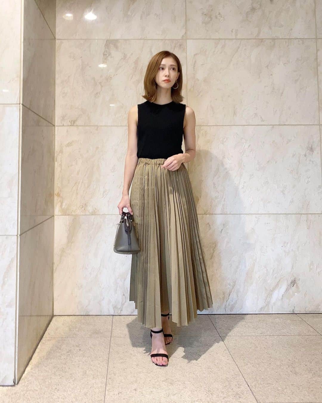 石黒美帆さんのインスタグラム写真 - (石黒美帆Instagram)「*﻿ 🍁﻿ tops#AKTE﻿ skirt#Munich﻿ bag#fendi﻿ sandal#emmelrefines  ﻿ ﻿ 秋もたくさん使えそうな﻿ ロング丈のプリーツスカートは @munich_official 🥰﻿ ﻿ ﻿ ピアスは昨年デビューした @revtokyo_official のもの🤎オニキスやシェルなどの天然素材がMIXされていてカラーがとても可愛い！フープは取り外せるので、2wayで使えます😊﻿ ﻿ ﻿ ステキな大人アクセサリーが揃っているので見てみてください🙌﻿ ﻿ ▼Rev tokyo(@revtokyo_official )   昨年デビューしたMade in Japanのジュエリーブランド。 ﻿ カラーストーンが特徴となっていて大人の女性がマニッシュスタイルに合わせたりストーンの色で遊んでいただいたり品がありながらも遊び心を感じさせるジュエリーブランドです。 ﻿ また、売上の一部を国内でジュエリーに関わる団体へ寄付するドネーション活動も実施しておりブランドだけでなく日本のジュエリー業界全体へのサポートも行っています。 ﻿   ﻿ #fashion#fashionstyle#fashiongram#instafashion#outfit#ootd#dailylook#rev#revtokyo #패션#오오티디#ファッション#コーデ#秋服#秋コーデ#シンプルコーデ#プリーツスカート#ミューニック#レヴトーキョー#アクセサリー」8月28日 19時40分 - miho_ishiguro