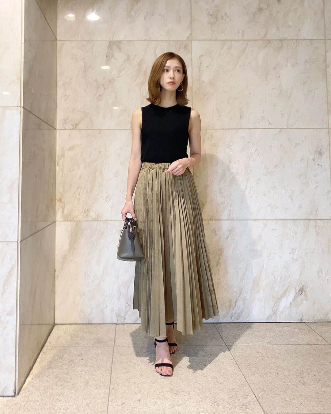 石黒美帆のインスタグラム：「*﻿ 🍁﻿ tops#AKTE﻿ skirt#Munich﻿ bag#fendi﻿ sandal#emmelrefines  ﻿ ﻿ 秋もたくさん使えそうな﻿ ロング丈のプリーツスカートは @munich_official 🥰﻿ ﻿ ﻿ ピアスは昨年デビューした @revtokyo_official のもの🤎オニキスやシェルなどの天然素材がMIXされていてカラーがとても可愛い！フープは取り外せるので、2wayで使えます😊﻿ ﻿ ﻿ ステキな大人アクセサリーが揃っているので見てみてください🙌﻿ ﻿ ▼Rev tokyo(@revtokyo_official )   昨年デビューしたMade in Japanのジュエリーブランド。 ﻿ カラーストーンが特徴となっていて大人の女性がマニッシュスタイルに合わせたりストーンの色で遊んでいただいたり品がありながらも遊び心を感じさせるジュエリーブランドです。 ﻿ また、売上の一部を国内でジュエリーに関わる団体へ寄付するドネーション活動も実施しておりブランドだけでなく日本のジュエリー業界全体へのサポートも行っています。 ﻿   ﻿ #fashion#fashionstyle#fashiongram#instafashion#outfit#ootd#dailylook#rev#revtokyo #패션#오오티디#ファッション#コーデ#秋服#秋コーデ#シンプルコーデ#プリーツスカート#ミューニック#レヴトーキョー#アクセサリー」