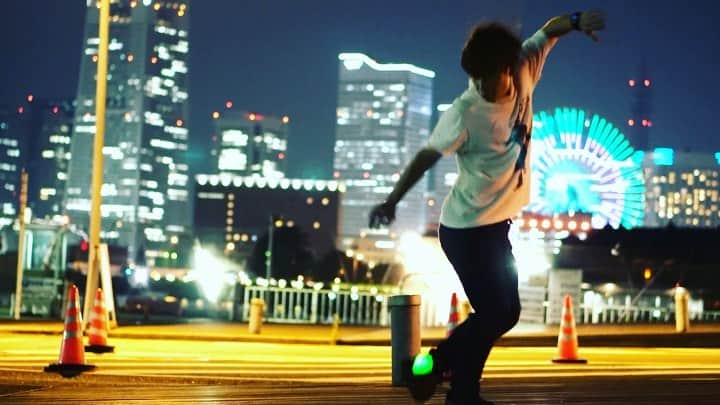 石田太志のインスタグラム：「Glow footbag in Yokohama. @stores.jp  ･ #footbag #taishiishida #freestyle #soccer #follow #worldchampion #performance #performer #instagramer #hackysack #night #yokohama #japan #illumination #video #promotion #pv」