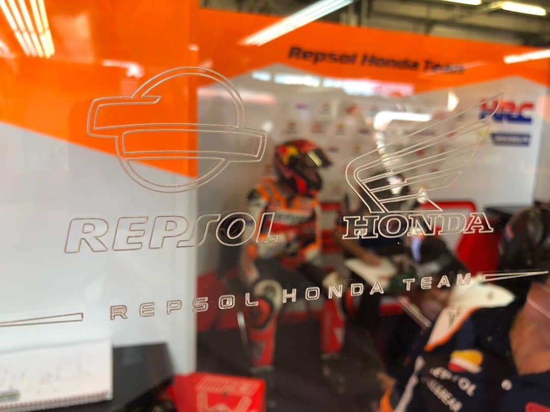 レプソル・ホンダのインスタグラム：「Through the looking glass 🧿 ⠀⠀⠀⠀⠀⠀⠀⠀⠀ @puighitechparts」