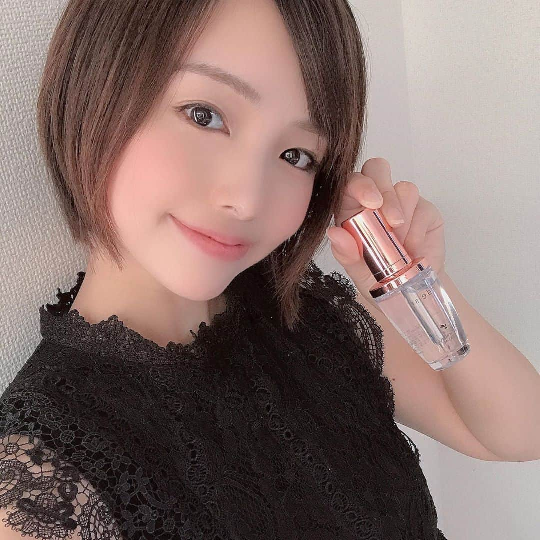 ゆうかさんのインスタグラム写真 - (ゆうかInstagram)「Amazonで人気だったので注文した美容液❤️﻿ ﻿ 肌馴染みが良くて、朝起きたら毛穴がキュッとしまった感じがして調子が良かったので、毎日使ってた🎀﻿ ﻿ アンチエイジングに良いAPPSって成分が入ってるみたい💕﻿ ﻿ 洗顔後につけて、3分間浸透させると良いんだって😍❤️﻿ ﻿ 見た目も可愛いくて、使うたび嬉しい気持ちになってたよ〜😚🎀﻿ ﻿ #Adest #アデスト #再生医療化粧品 #ヒト幹細胞培養液 #美容液﻿ #和漢エキス配合 #スキンケア #基礎化粧品 #コスメ #保湿ケア #ブースター美容液﻿ #ノーファンデ #アンチエイジング #若返り #保湿 #艶肌 #ハリ #concentrateSERUM #ツヤ肌 #美活 #美容 #美肌効果﻿」8月28日 19時41分 - yuuka_japan