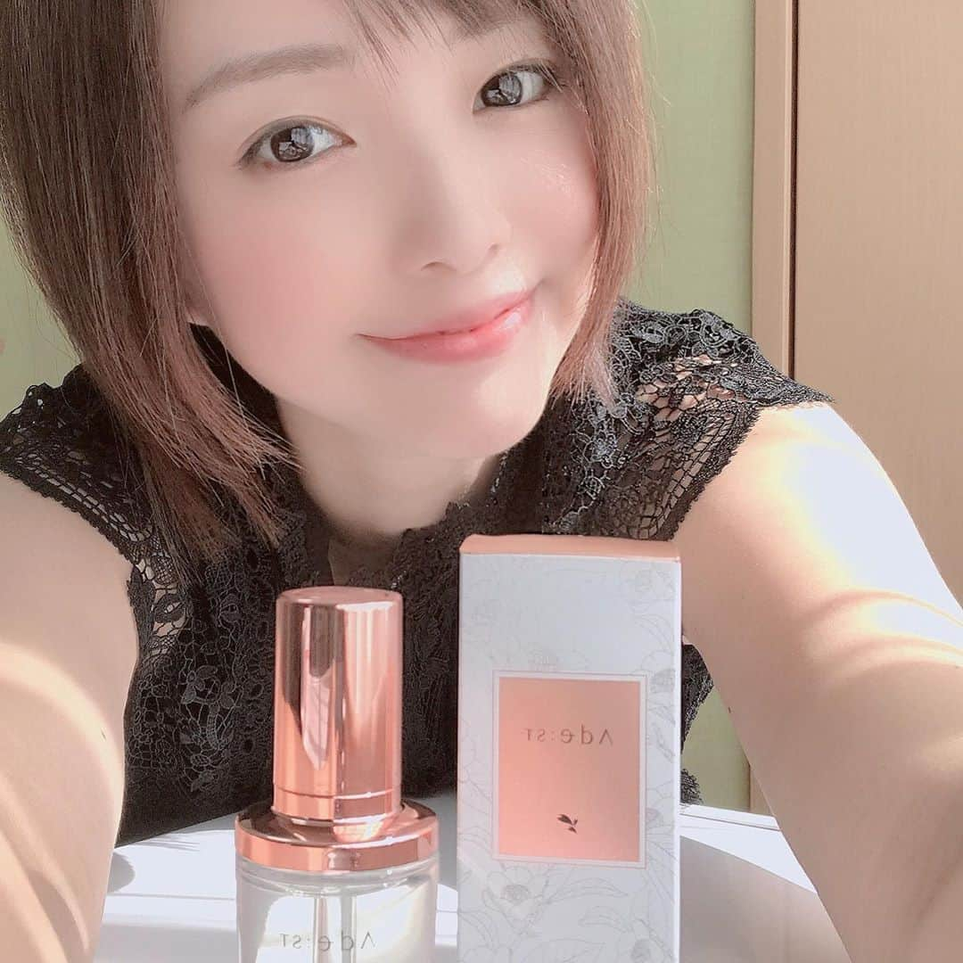 ゆうかさんのインスタグラム写真 - (ゆうかInstagram)「Amazonで人気だったので注文した美容液❤️﻿ ﻿ 肌馴染みが良くて、朝起きたら毛穴がキュッとしまった感じがして調子が良かったので、毎日使ってた🎀﻿ ﻿ アンチエイジングに良いAPPSって成分が入ってるみたい💕﻿ ﻿ 洗顔後につけて、3分間浸透させると良いんだって😍❤️﻿ ﻿ 見た目も可愛いくて、使うたび嬉しい気持ちになってたよ〜😚🎀﻿ ﻿ #Adest #アデスト #再生医療化粧品 #ヒト幹細胞培養液 #美容液﻿ #和漢エキス配合 #スキンケア #基礎化粧品 #コスメ #保湿ケア #ブースター美容液﻿ #ノーファンデ #アンチエイジング #若返り #保湿 #艶肌 #ハリ #concentrateSERUM #ツヤ肌 #美活 #美容 #美肌効果﻿」8月28日 19時41分 - yuuka_japan