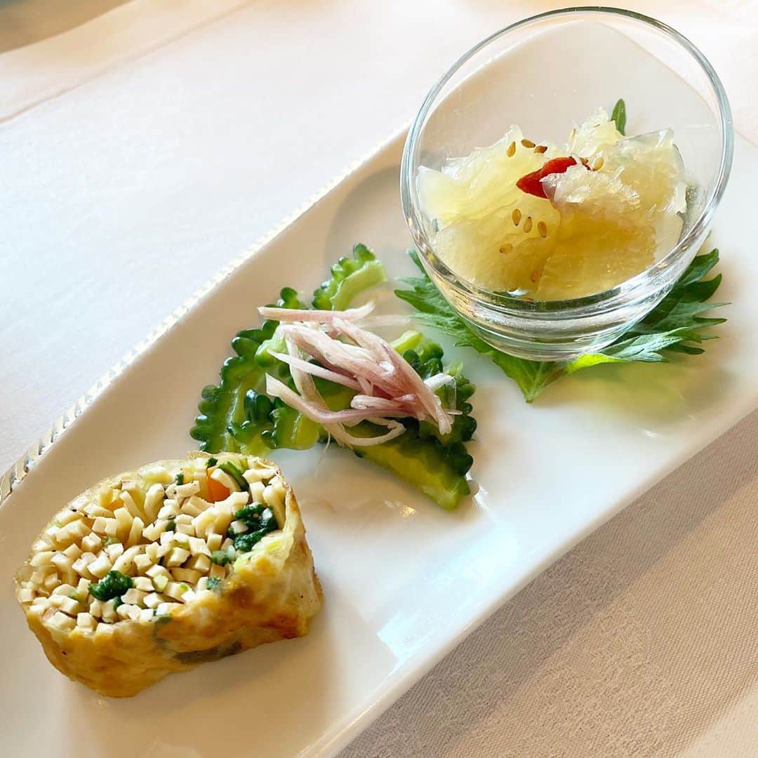 アレルギーナビゲーター 細川真奈 ❤さんのインスタグラム写真 - (アレルギーナビゲーター 細川真奈 ❤Instagram)「#食物アレルギー_中華 #子連れランチ東京 . 大学時代から仲良しの友人達と @thepeninsulatokyo の「ヘイフンテラス」でランチ🥢✨ 前回3人で集まった時はまだ妊娠中だったので、 今回は👶🏻も連れて6人で会えてとーっても嬉しかったなぁ☺️💓 奈央ちゃんと一緒にお誕生日のお祝いもしてもらっちゃった❤️千春、奈央ちゃん、ありがとう🎁✨✨ . ヘイフンテラスは ランチは個室料無料、 今回は予約時に3人ともベビーカーと伝えていたからか10人用の個室をご用意下さりました✨ 広々使えて、席の間もかなり余裕がありコロナ対策もバッチリ❣️ ペニンシュラオリジナルのマスクケースも繰り返し使える物だったのでお持ち帰りさせて頂きました😷✨ . 予約時に食物アレルギーの旨を伝えたところ、 調理場へ確認してから折り返しのご連絡を下さり、 通常メニューとは一部変更にて対応して頂けました✨（例えば、麺類→卵ナシ炒飯など…） スワイプ③枚目 可愛い点心ももちろん、  #卵乳製品不使用 です。 ※コンタミネーション🆖の方はご自身でご判断ください。 . 今までとは違って、 アレルギー対応＋"子連れ可"と、 確認事項が増えて少し大変ですが 沢山開拓していきたいと思います❣️❣️ 👶🏻連れにも優しい上に とーっても美味しかったので、また行きたいリストに仲間入り💓 . . #銀座子連れランチ #銀座ランチ #ヘイフンテラス #ペニンシュラ東京 #6月生まれベビー #2020ベビー #令和2年ベビー #男の子ママ #新米ママ #生後2ヶ月 #生後2ヶ月ベビー  #ママライフ #卵アレルギー #乳製品アレルギー #山芋アレルギー #ナッツアレルギー #食物アレルギー #アレルギー #大人の食物アレルギー #アレルギーナビゲーター #食物アレルギー_銀座 #食物アレルギー_東京」8月28日 19時41分 - manahosokawa