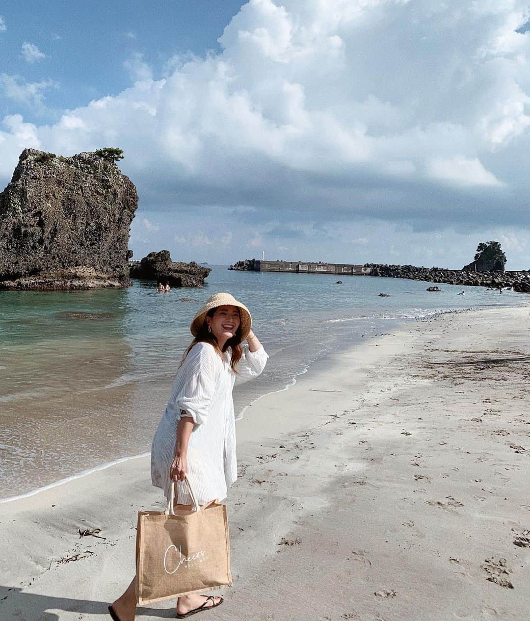 misatoさんのインスタグラム写真 - (misatoInstagram)「♡︎ʾʾ 暑すぎないなら ずっと夏でもいいのになー🌴💓 . . . でも人のいない冬の海も好き🌊 . #下田#下田旅行#県内旅行#家族旅行 #海のある生活 #海のある暮らし #海#beach#田牛 #田牛海水浴場 #beach#summer#パラソル#tommybahama #beachchair #strawhat#fashion#ootd#coordinate#outfit#ママコーデ#海水浴#zara#beachlife #beachlover」8月28日 19時42分 - leialoha319