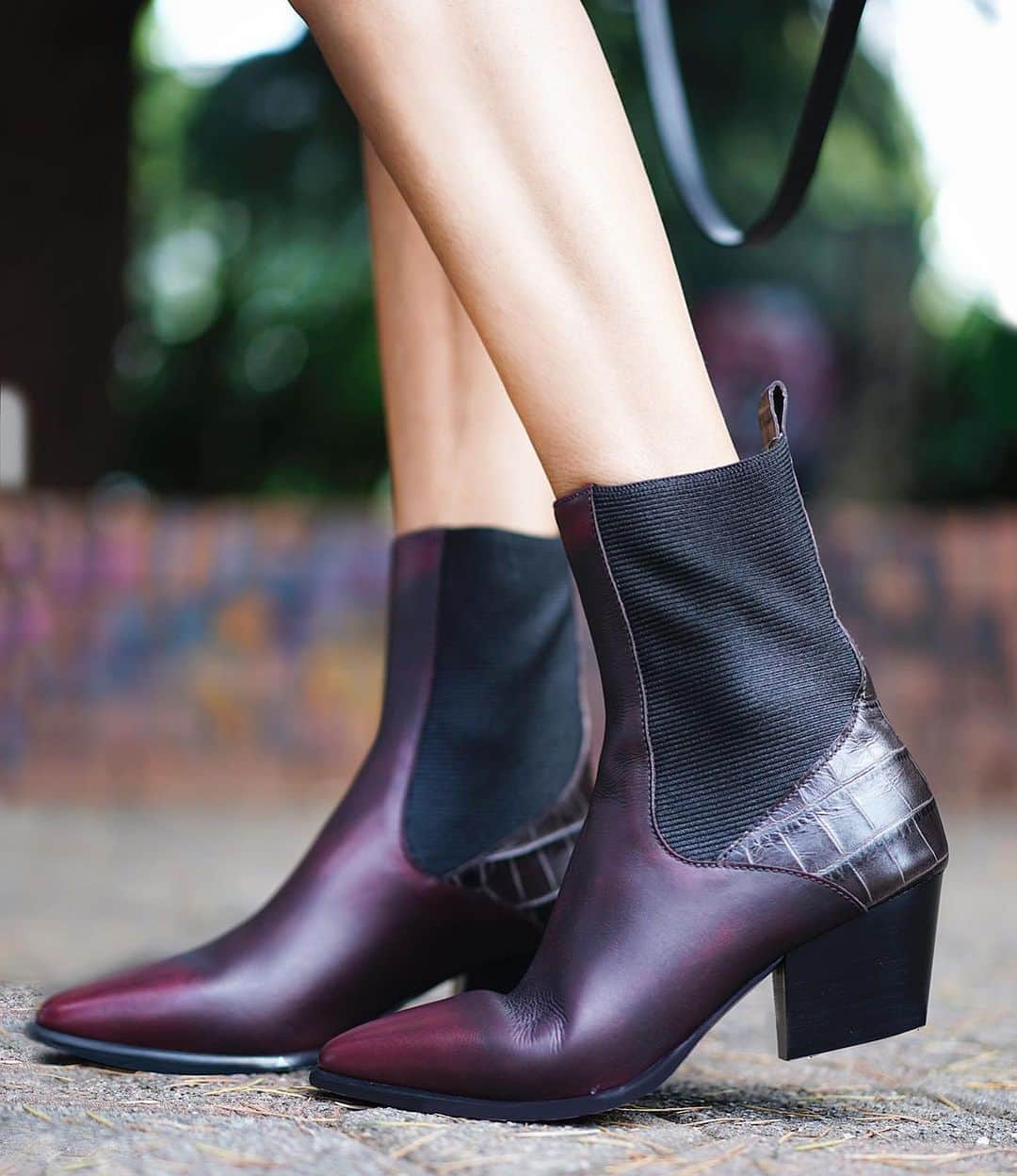 エンリーベグリンのインスタグラム：「Closer look to our #HenryBeguelin deep ruby colour (chianti) tones POINT-TOE WESTERN BOOTIE to highlight the beautiful light tricks on its meticulous handcrafted leather. #HBFW20/21#henrybeguelin#boots#feminine#style#inspiration#chianti#color#vegetaltannedleather#」