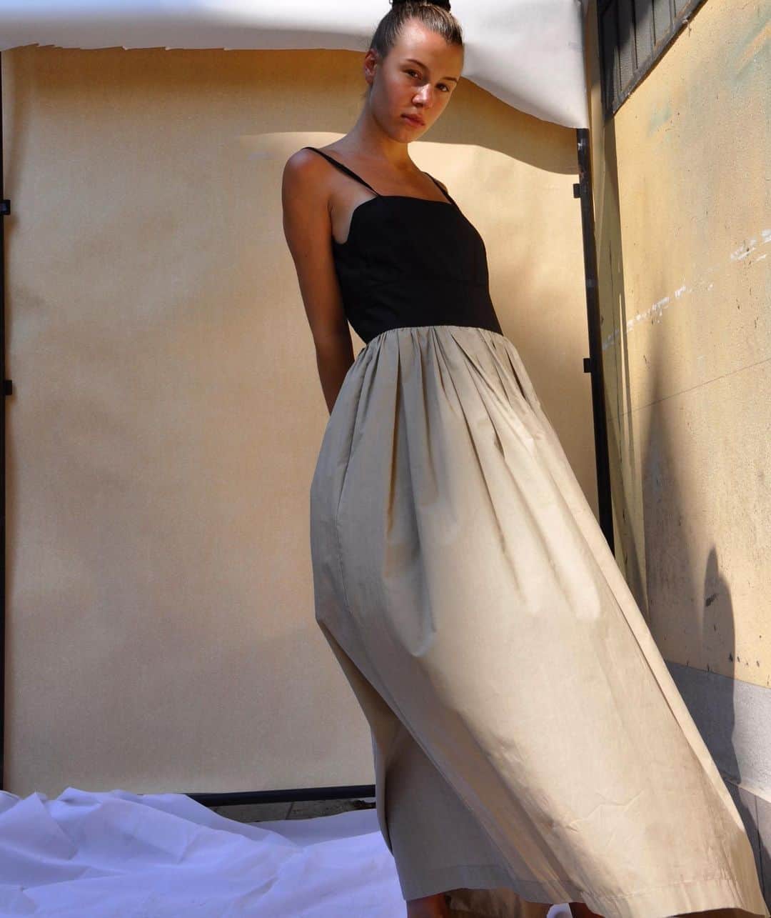 のインスタグラム：「Sand _ collection PRIVĒE? SS21  • • • • • #collectionpriveeofficial #rtw #ss21 #sand #popeline #popelinedress #bicolor #maxidress #cotton #fashionista #womenswear #womenstyle #iconic #new #rtw #totallook #minimal #mfw #madeinitaly #palette #contemporary」