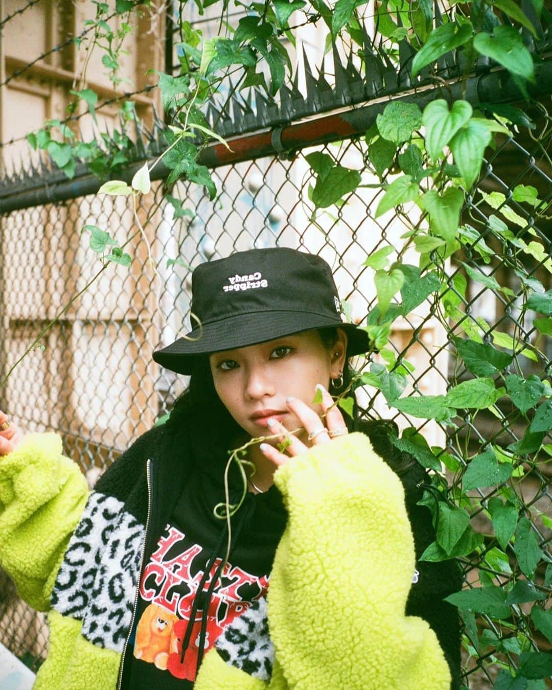 板橋よしえさんのインスタグラム写真 - (板橋よしえInstagram)「. ________________________________________________﻿ ﻿ CANDY'S CREW BICOLOR BOA PARKA﻿ ¥20,900(in tax)﻿ color: PINK / LIME / BLACK﻿ 10月上旬入荷予定﻿  HASTY CLUB SWEAT HOODIE ￥12,100 (in tax)﻿ color: OFF WHITE/ PURPLE / BLACK﻿ 10月上旬入荷予定﻿ ﻿ MAKE MY DAY JERSEY PANTS﻿ ¥19,800(in tax)﻿ color: NAVY×WHITE / BLACK×BLACK﻿ 10月下旬入荷予定﻿  《NewEra × Candy Stripper》 CANDY LOGO BUCKET ￥8,250 (in tax)﻿ color: BLACK 入荷中 ______________________________________________________﻿ ﻿ Candy Stripper MagazineはプロフィールページのURLからご覧いただけます✅﻿ ﻿ #candystripper﻿ #candystripper_magazine  #hina_faky」8月28日 19時43分 - candy_yoshie
