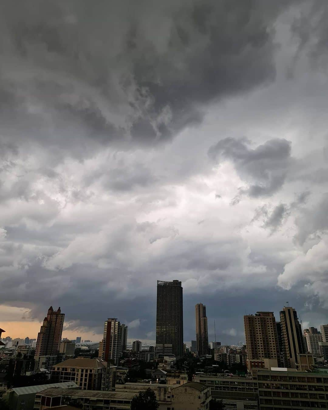 バイトゥーイ・ズワピットさんのインスタグラム写真 - (バイトゥーイ・ズワピットInstagram)「ดีที่เก็บผ้าทัน 🌧 . #zvpsnap」8月28日 19時44分 - iiitoei