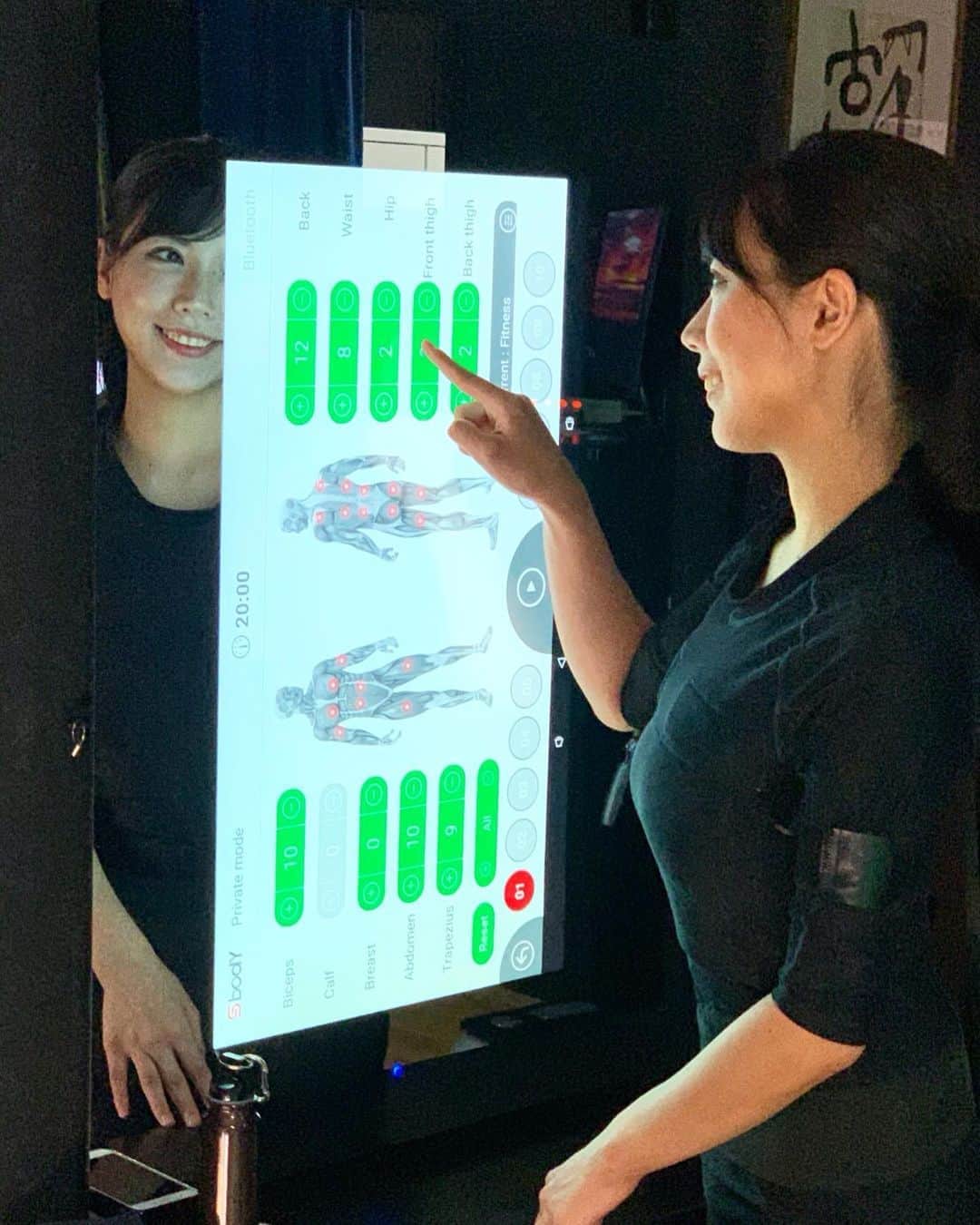 吉田早織さんのインスタグラム写真 - (吉田早織Instagram)「千葉にあるmeyouでEMSフィットネスしてきたよー😆  筋肉がブルブルするEMSつけながら運動するんだけど、 めちゃめちゃきつかった😭😭😭  20分で700kcal消費できるんだけど 3日間くらい筋肉痛でした🤣🤣🤣  #meyou #エステ #エステジム #emsジム #フィットネス #トレーニング #パーソナルトレーニング #VRエクササイズ #美ボディ #筋トレ #PR  #ジム#パーソナルトレーニングジム#筋トレ#運動#ランニング#痩身#美意識#ダイエット#マッサージ#腹筋#背筋#二の腕#followme #parsonaltrainer #parsonaltraining #フィットネス#パーソナルトレーナー#筋トレ女子#gym」8月28日 19時45分 - saoriyoshida034