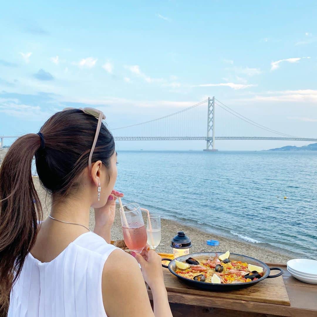 岡本麻佑のインスタグラム：「. めっちゃ映える綺麗なお店でディナーしました🏝🐬🌊目の前が一面の海で最高だった〜🥺💖スペイン料理を頂きました🥘🇪🇸💛」