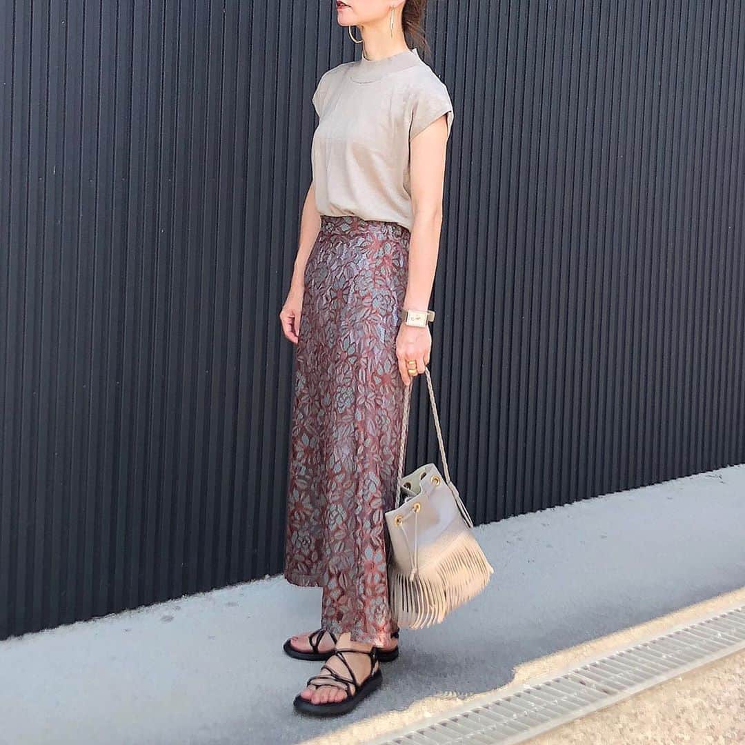 のインスタグラム：「8月28日(金) . . @fifth_store で秋物の新作がお買い得だったから先取りコーデ♡ . レトロな柄がかわいいスカート‪⸜‪‪☺︎‬⸝‬‪‪ 60%OFFクーポン出てたよ☺️ . . #fifth #fifthtl #fifthコーデ #フィフス #フィフスコーデ #レトロフラワーレースフレアスカート #カジュアル #ロングスカート #スカートコーデ #マンマイルコーデ #kaumo_fashion #locari #ponte_fashion #mineby3mootd #mineプチプラ部 #おちびコーデ #おちびの輪 #低身長コーデ #平均身長コーデ #大人カジュアルコーデきれいめコーデ #大人カジュアルファッション #アラフォーコーデ #155センチコーデ #秋コーデ」