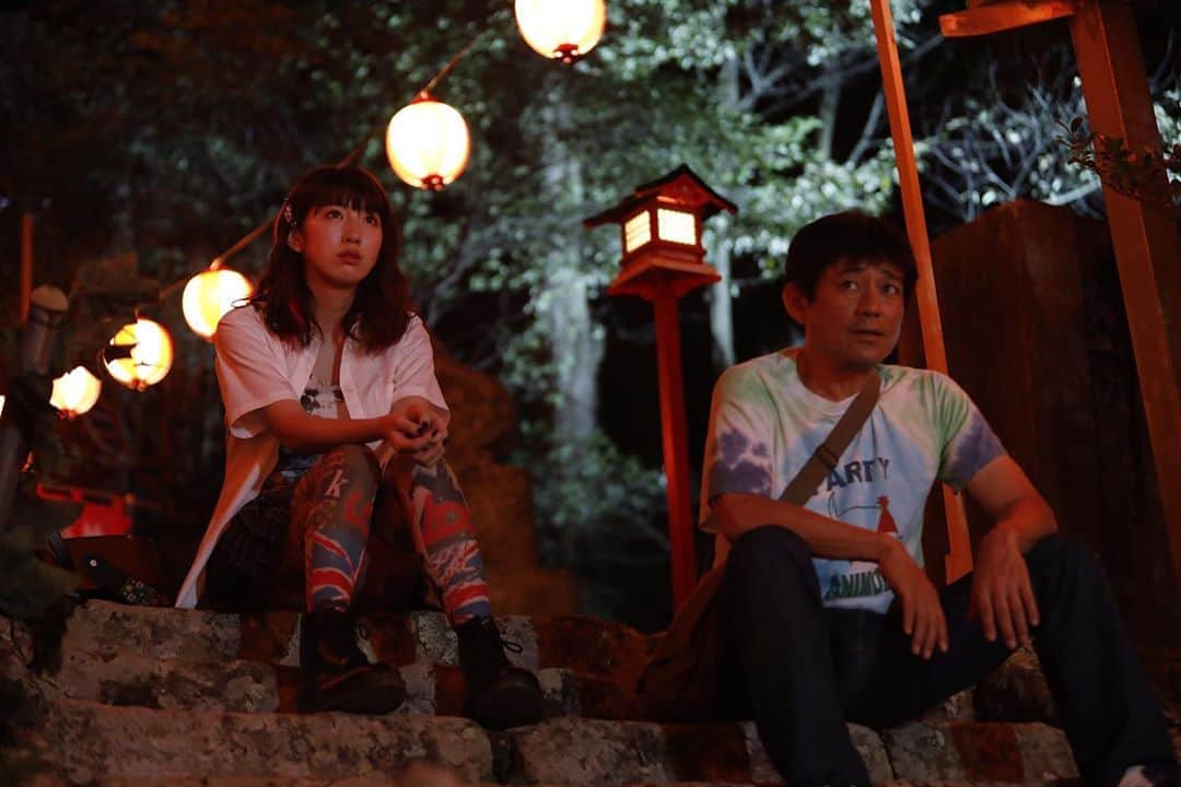 のインスタグラム：「﻿ ／﻿ #真夏の少年 第5話﻿ 今日よる11時35分放送👀✨﻿ ＼﻿ ﻿ 沙織ちゃんと三平さん❗️﻿ ﻿ なんだか切ない表情の沙織…﻿ 何を話しているのでしょう🤭﻿ ﻿ #博多華丸﻿ #日比美思 ﻿ #第5話﻿ #本日放送！﻿ #お楽しみに⭐️﻿ #ジャニーズJr﻿ #美少年」