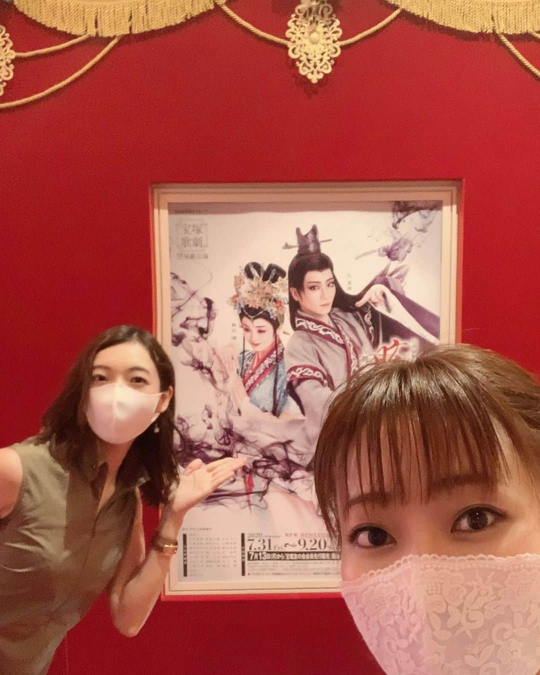 愛白もあさんのインスタグラム写真 - (愛白もあInstagram)「.﻿ ついに先日﻿ 観劇しました。﻿ ﻿ ﻿ 究極の中での公演。﻿ 皆さんが、命をかけて舞台に立つ姿。﻿ コンディションを保つのも大変だと思うのに、皆さんの力強さっったら！！﻿ 素晴らしい舞台でした！！﻿ ﻿ 本当は、声に出したいくらい！！﻿ マスクで口元が見えないのに、笑顔に☺︎ ﻿ 同期のあんなちゃん〔#夢妃杏瑠 〕﻿ お芝居もショーもさすが！！出来る女！！﻿ そして、宙組の時に一緒に走ってた愛ちゃん〔#愛月ひかる 〕 立派な姿に、感動です。﻿ 終始いつもより感情的に観ていました。﻿ ストイックな愛ちゃん。頑張って頑張ってお稽古してきたんだろうなと。距離はあったけど会えて幸せでした。﻿ ﻿ みつるさん〔#華形ひかるさん 〕の最後の公演を拝見させていただけて本当によかったです。目に焼き付けて、﻿ 帰りました☆﻿ ﻿ ﻿ #なくてはならない場所 ﻿ #宝塚 #星組 #眩耀の谷 #ray ﻿ #お披露目公演 ﻿#レベルが高すぎる‼︎﻿ #かっこいい #かわいい  #蒼羽りく と#観劇」8月28日 19時54分 - aishiro_moa