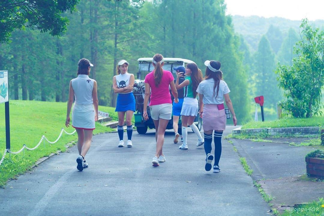 とくさきさんのインスタグラム写真 - (とくさきInstagram)「こんばんは⭐️ . 今日から紫塚ゴルフクラブで撮影した動画を配信します❤️⛳️ . さえもねvsさきれなでベストボールで対決⚡️ ただのベストボールではなく、2ホール刻みでティーショットは必ず1人ずつ選択しなきゃいけないっていうルールをつけました😋 （1H目のティーショットでさえのボールを選択した場合、2H目はもねちゃんのティーショットを採用しなければならないというルール😆） . このルールがなかなかに勝敗を左右します🤣 . どっちのチームが勝つでしょうか？👭👭 . 予想してみてください❤️ 予想が当たった人の中から抽選で1名にプレゼントがあるかも🎁✨ なので、どっちが勝つかInstagramでもYoutubeでもいいのでコメントしてね😌 . それではYoutubeお楽しみください😋 . そして素敵な写真を撮ってくれたのは @yoppa408 📸 いつもありがとうございます🥺 #ゴルフ#ゴルフ女子#golf#golfgirl#golfswing#ゴルフスイング#sports#スポーツ#スポーツ女子#instagolf#골프#골프여자#스포츠#高尔夫球#高尔夫#ゴルフウェア#golfwear#Youtube#とくさきチャンネル#紫塚ゴルフ倶楽部」8月28日 20時03分 - tokusaki_golf