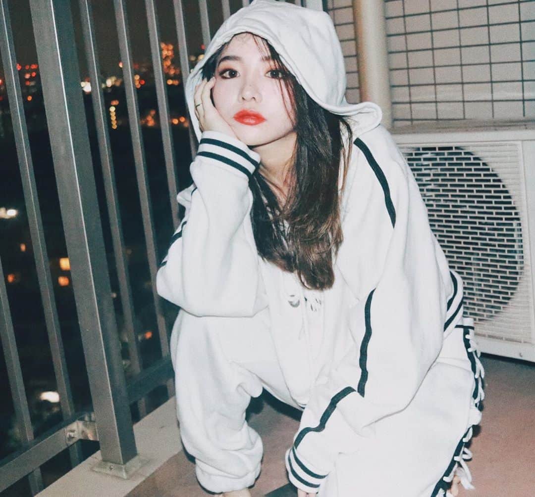 藤子さきのインスタグラム：「白が強い。動画出した。明日もだす。頑張る。  #outfit #ootd #photoshoot」