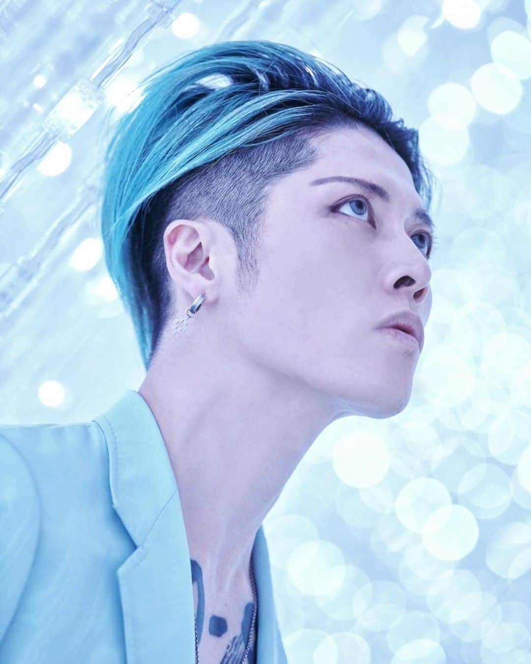 雅-MIYAVI-さんのインスタグラム写真 - (雅-MIYAVI-Instagram)「Again, I’m so grateful to be able to challenge new things especially now, in a time when the future is unclear to see. I believe that challenging new things is one of the meanings of our existence as a human being 🙏🏻 改めて、こうやって挑戦できることに感謝。未来が見えにくい時代だからこそ、新しいことにチャレンジしていく。そこに人として生きる喜びと明日への希望を見いだせると信じています。#MIYAVIVirtual #Repost @miyavi_staff ・・・ 8/28(金)20:30配信 MIYAVI Virtual LIVE - Level 3.0🔥 . 進化系バーチャルライヴ「Virtual LIVE - Level 3.0」🎸🔥 ついに本日20:30から配信スタート‼️🙌 . インタラクティブな進化系配信ライブをお見逃しなく👀✨ . ご視聴はこちら↓ https://thumva.com/events/cSc3kNzwC95WNzZ ※Thumvaでの独占有料配信となります。 ※ライブ配信後もアーカイブ配信として映像をお楽しみいただけます。 . チケットはこちら↓ https://ticket.deli-a.jp/reserve_detail.php?Tour_ID=1540&Tour_Code=2d8b4634ce952711c0d88110d94acdbd . ＜一般チケット＞ 料金：￥3,300(税込) 販売期間：～8/30(日)21:30 . ---------- . 海外からのご視聴はこちら↓ https://live.miyavi.com *放送時間が変わります。 詳細は下記英語でのご案内を参照してください。 . (For fans outside of Japan) . Next MIYAVI Virtual 3.0 at teamLab Planets TOKYO will be streamed on August 28, 2020 at 3PM (Los Angeles) /6PM (New York time) 11PM (UK). Tickets to watch this special performance can be purchased at https://live.miyavi.com. Tag a friend in the comments and we will be giving away free access codes to watch the concert. Prizes will be given out in real-time during the stream. You don’t wanna miss this show! . ---------- . #MIYAVI #LDH #MYVCREW #MIYAVIVirtual #VirtualLIVE #teamLab #teamLabPlanetsTOKYO . @teamlab.planets」8月28日 20時04分 - miyavi_ishihara