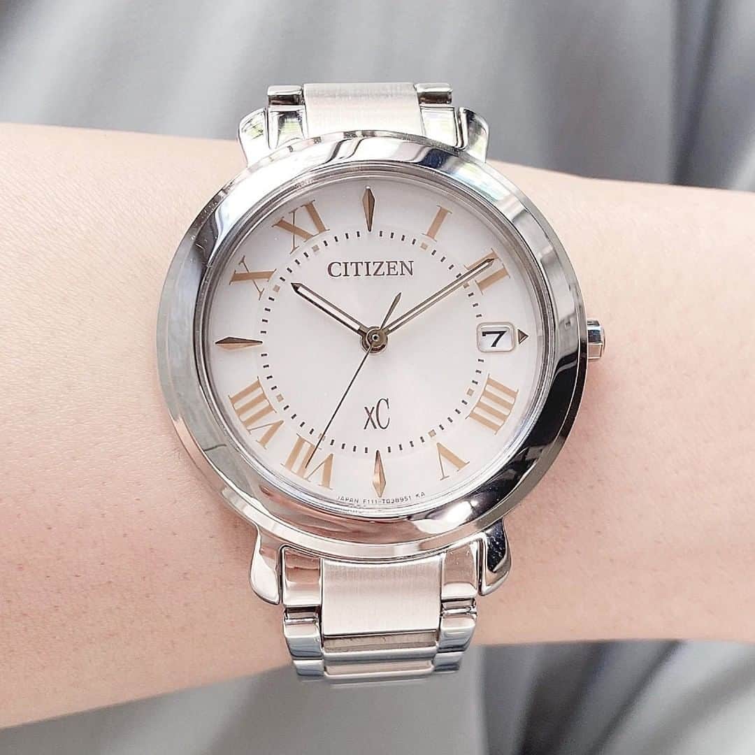 CITIZEN（シチズン時計）さんのインスタグラム写真 - (CITIZEN（シチズン時計）Instagram)「週末は大きめサイズでカジュアルな手元に！ ・ 『CITIZEN xC（クロスシー）』hikariコレクション。 ・ ケースサイズ33㎜の大きめウオッチです😀 ・ クロスシーのシンプルで洗練されたデザインはそのままに、サイズを大きくすることで ・ カジュアルさと綺麗さのバランスをもったモデルです。 ・ 腕の細い方も大きすぎず着けられますよ！ ・ 甘く見えがちなピンクゴールドも、大きめにすることで程よくカジュアルに。 ・ 機能も光発電エコ・ドライブを備えているので定期的な電池交換も必要ありません。 ・ これから秋になってくると、アウターからちらりと大きめサイズが見えてもカワイイです！ ・ ぜひファッションアイテムの一つとして、大きめサイズ、チャレンジしてみてくださいね！ ・ それでは、穏やかな週末をお過ごしください🌿 ・ 暑さも続き、疲れも溜まるころなので、ゆったりとした時間を過ごせますように。 ・ 商品の詳細は　プロフィール @citizenwatchjp ストーリーズよりどうぞ！ ・ 1枚目【時計　シチズン クロスシー　EO1202-57A　¥47,300(税込) (税抜価格 ¥43,000)】 ・ 2枚目【時計　シチズン クロスシー　EO1200-52A　¥44,000(税込) (税抜価格 ¥40,000)】 ・ #citizenwatch #citizen #coordinate #betterstartsnow #ecodrive #watch #instawatch #instalike #instafashion #時計 #腕時計 #シチズン #夏小物 #腕時計くら部 #腕時計好き #クロスシー #ヒカリコレクション #hikari #hikaricollection #シチズンクロスシー #citizenxc #japanwatch #北川景子 #きれいめコーデ #マイシチズン #instagood #ボーイズサイズ　#秋コーデ 　#夏コーデ」8月28日 19時57分 - citizenwatchjp