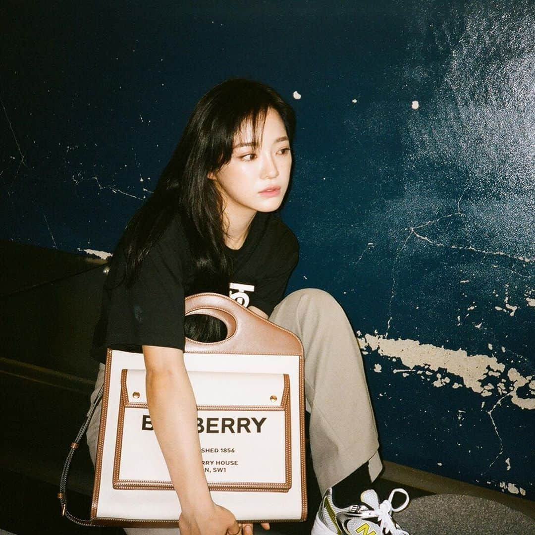 キム・セジョン（Gugudan SeMiNa）さんのインスタグラム写真 - (キム・セジョン（Gugudan SeMiNa）Instagram)「#photomatic  #burberry #burberrypocketbag」8月28日 19時58分 - clean_0828