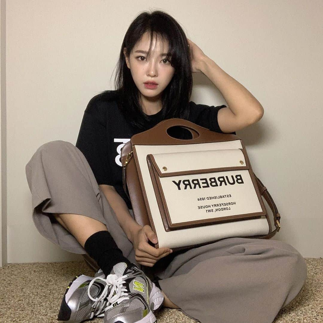 キム・セジョン（Gugudan SeMiNa）さんのインスタグラム写真 - (キム・セジョン（Gugudan SeMiNa）Instagram)「#photomatic  #burberry #burberrypocketbag」8月28日 19時58分 - clean_0828